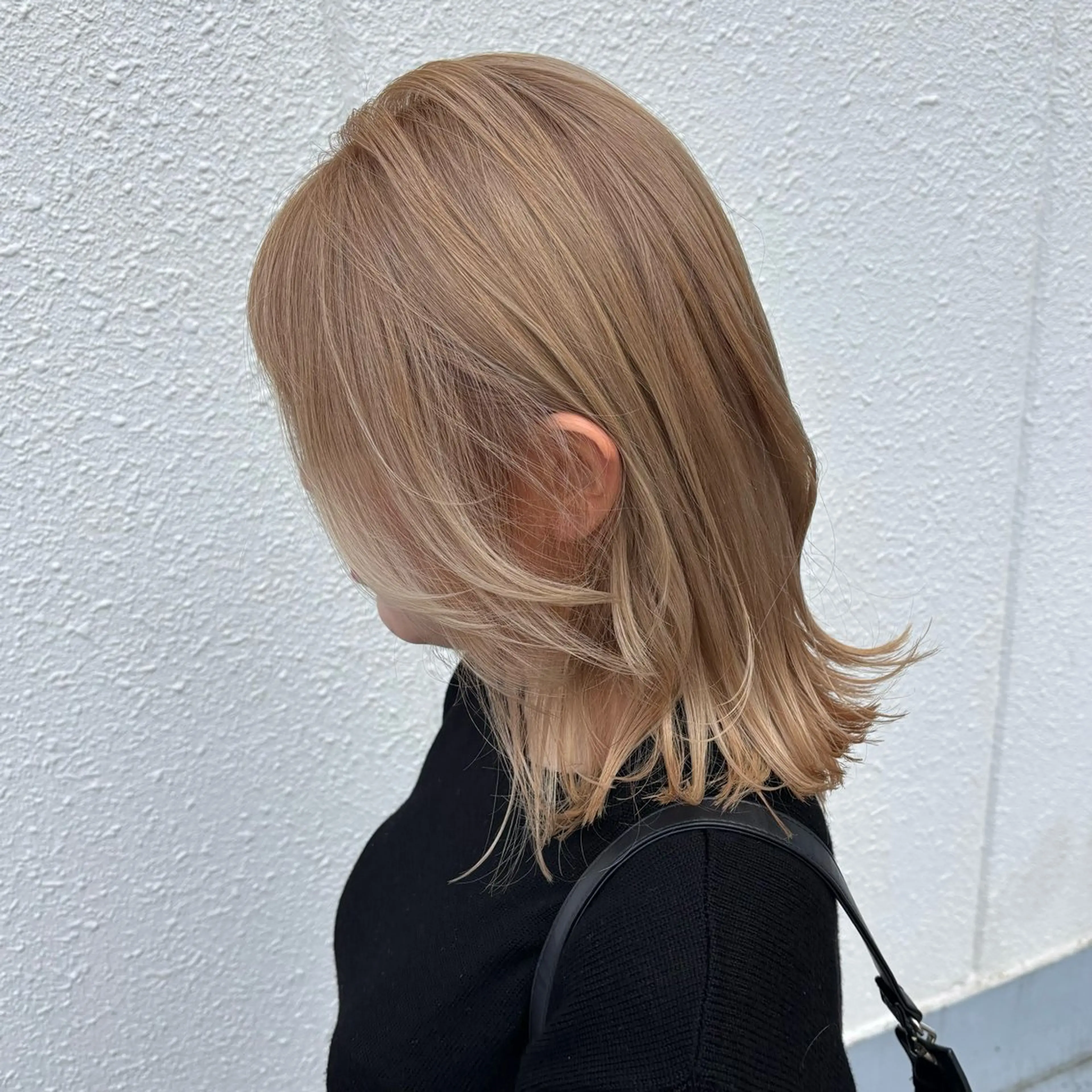 セミロング 顔まわりレイヤー 顔周りカット レイヤーカット 外ハネヘア ヘアカラー 🖤🎀ハイトーン/ エク/夕月🎀🖤のヘアスタイル