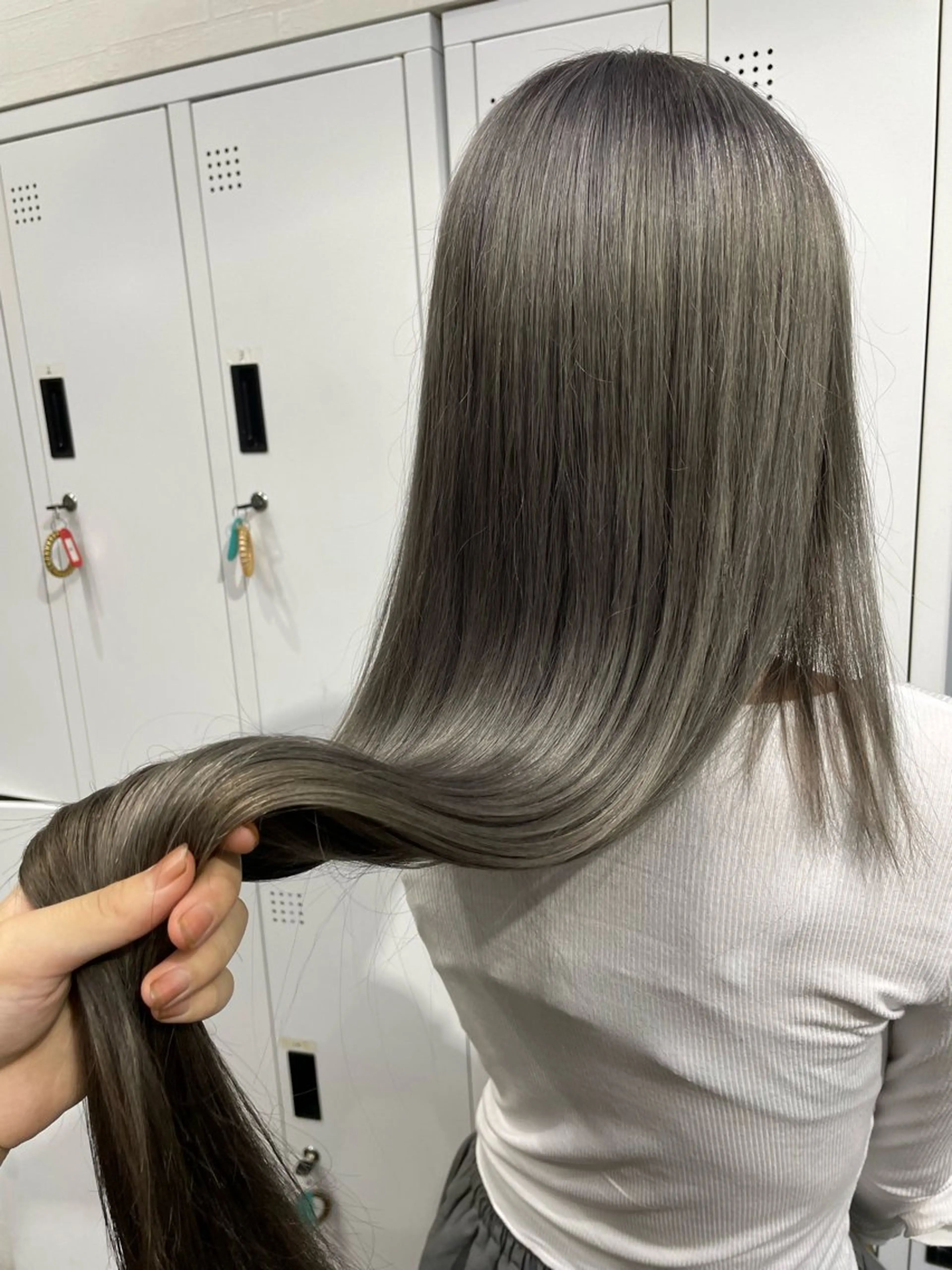 ロング ヘアカラー 田子🦋ハイトーン 🫐耳つぼジュエリーのヘアスタイル