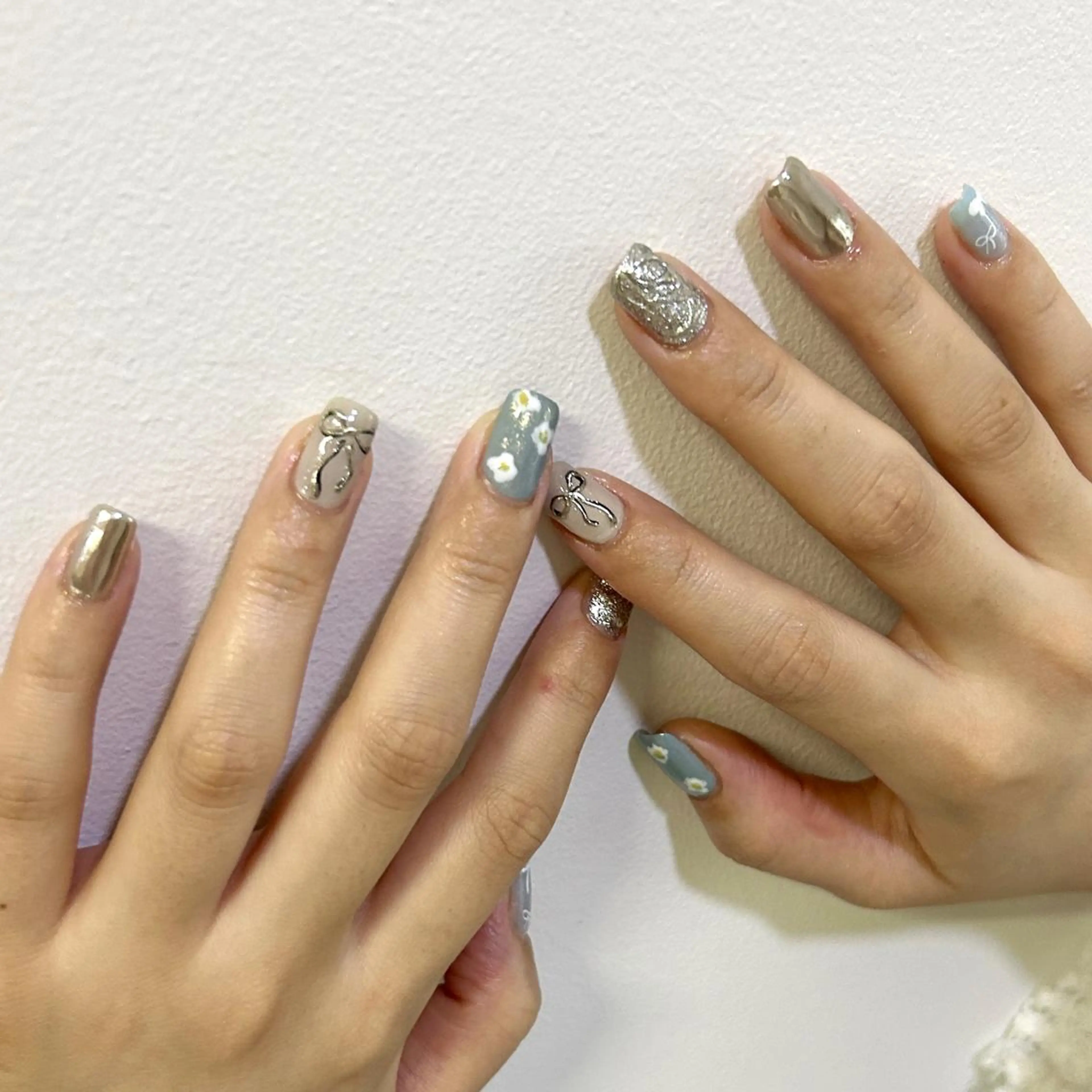 ネイル ジェルネイル 韓国ネイル ミラーネイル ニュアンスネイル リボン nailstudio eviz新宿店のネイルデザイン