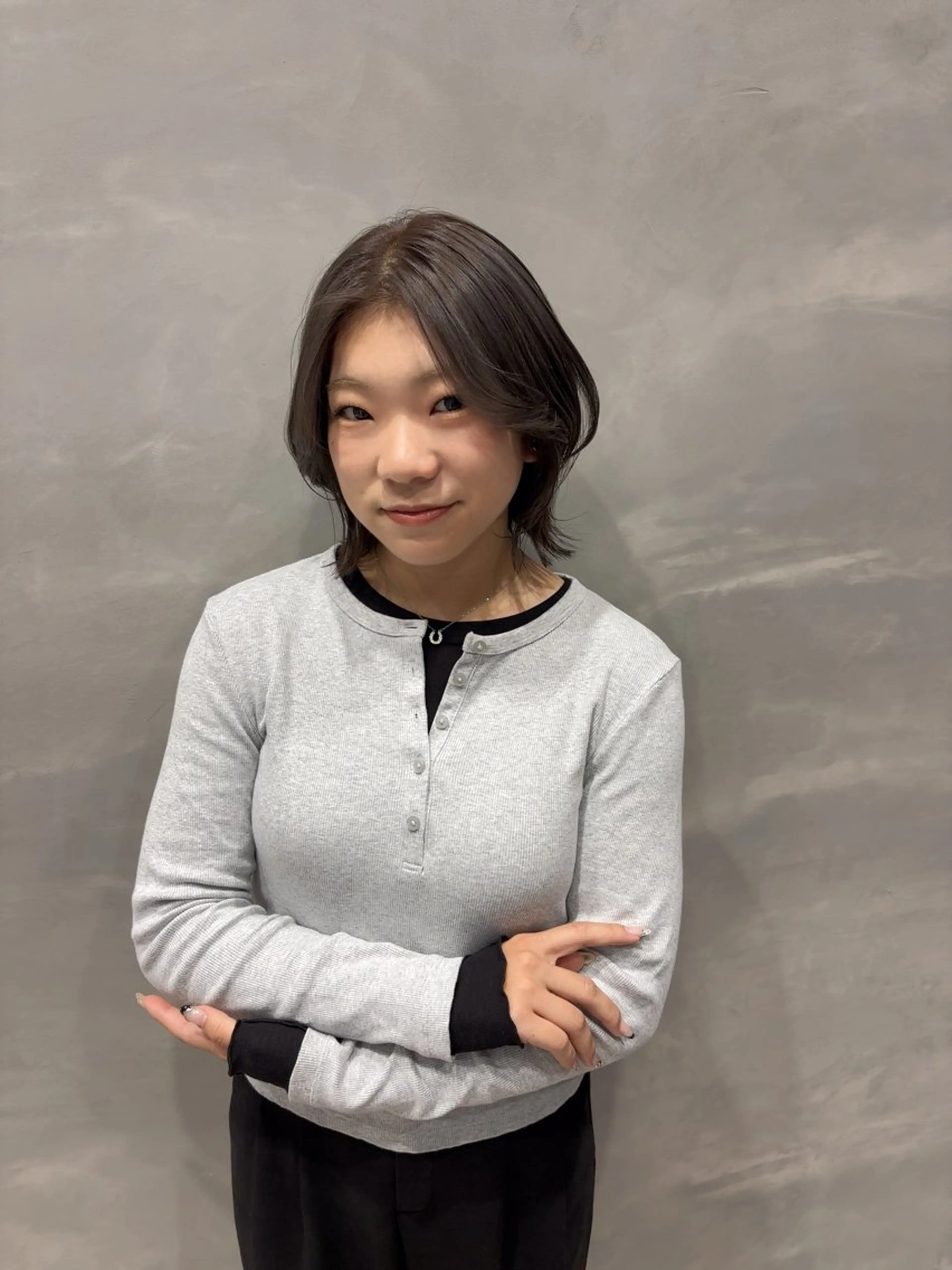 ショート カラー ベージュカラー ブリーチ グレージュ オリーブベージュ オリーブグレージュ カット ヘアカラー トリートメント "今"だけでない美髪 KOTOMIのヘアスタイル