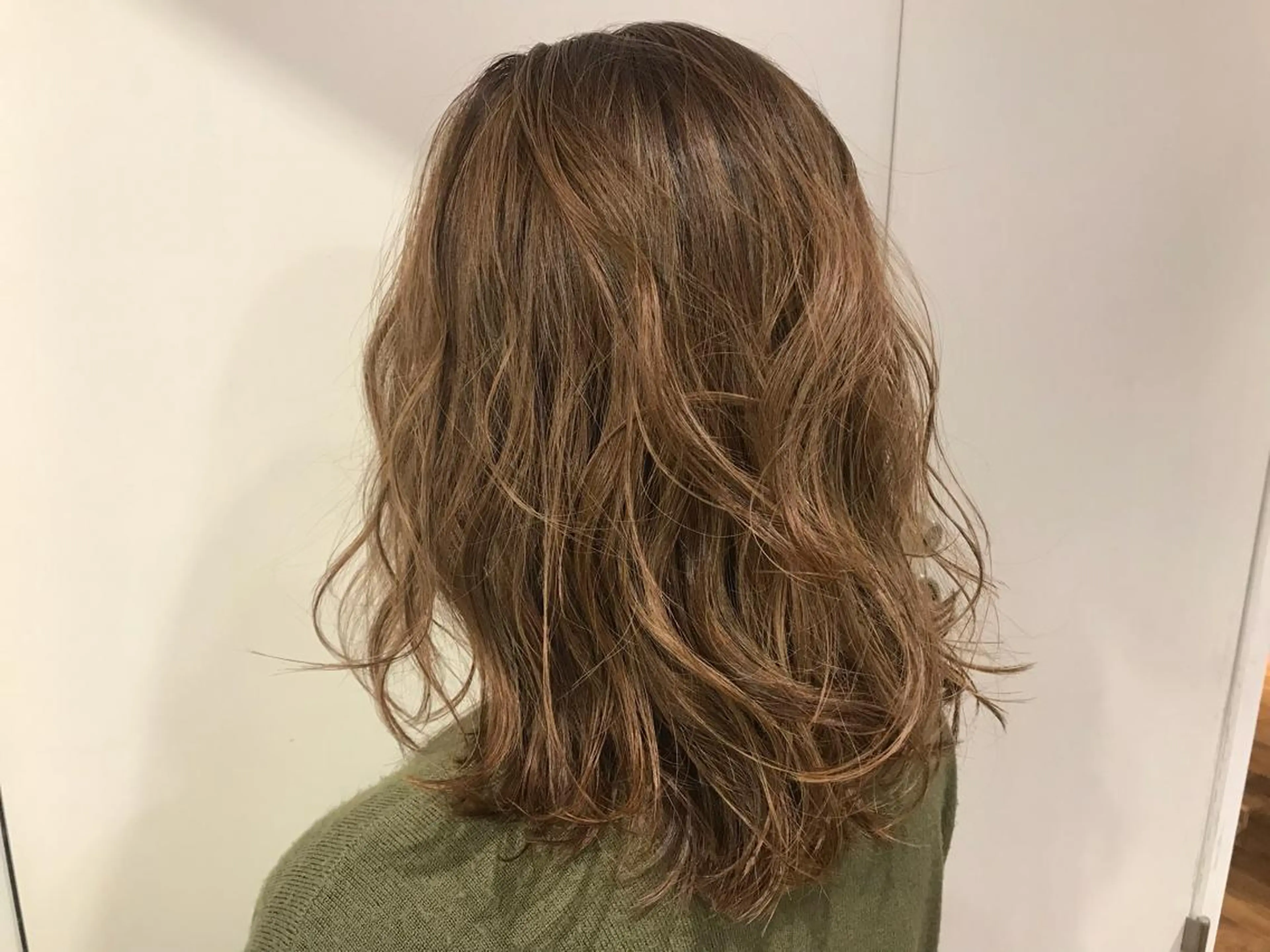 セミロング エクリ麻布十番所属・斉藤健 秋谷百花のヘアスタイル