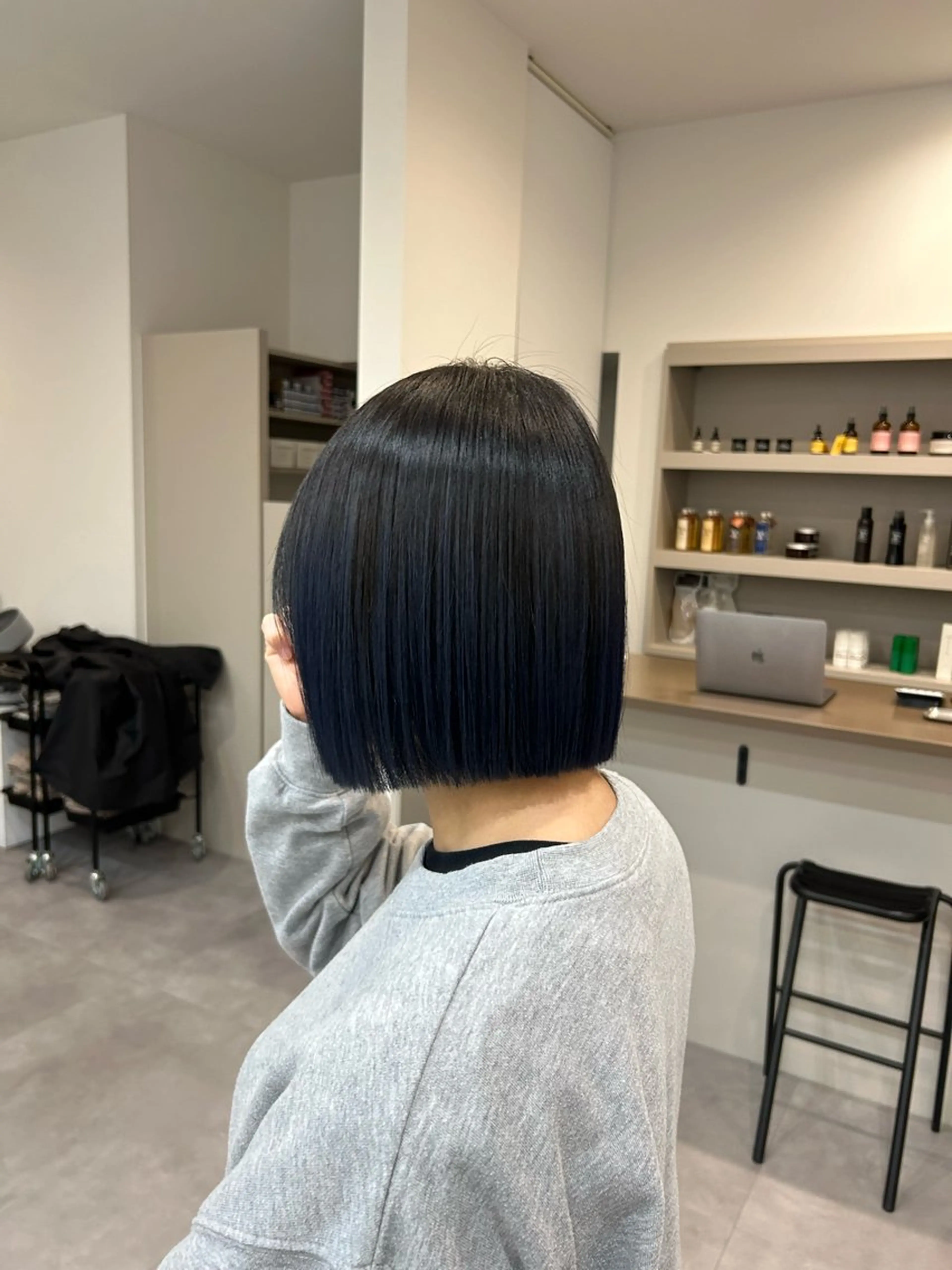 ミディアム カラー ブリーチ ブルーカラー カット ヘアカラー YUEN イシイ アミのヘアスタイル