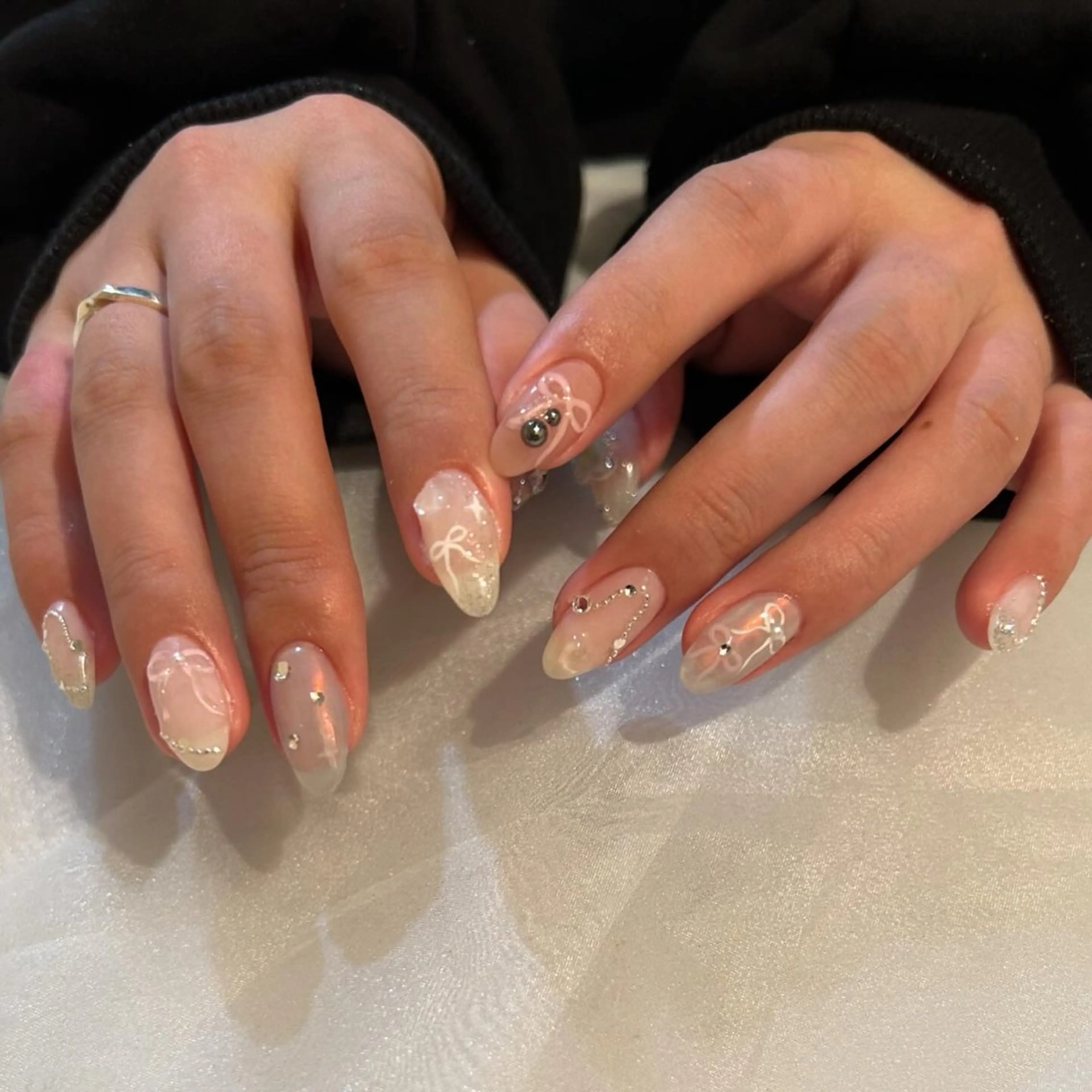 ネイル オーロラネイル フレンチネイル ガーリー キラキラネイル 韓国ネイル ハンドネイル ハンドケア lyly.nail所属・lylynail YUUKAのネイルデザイン