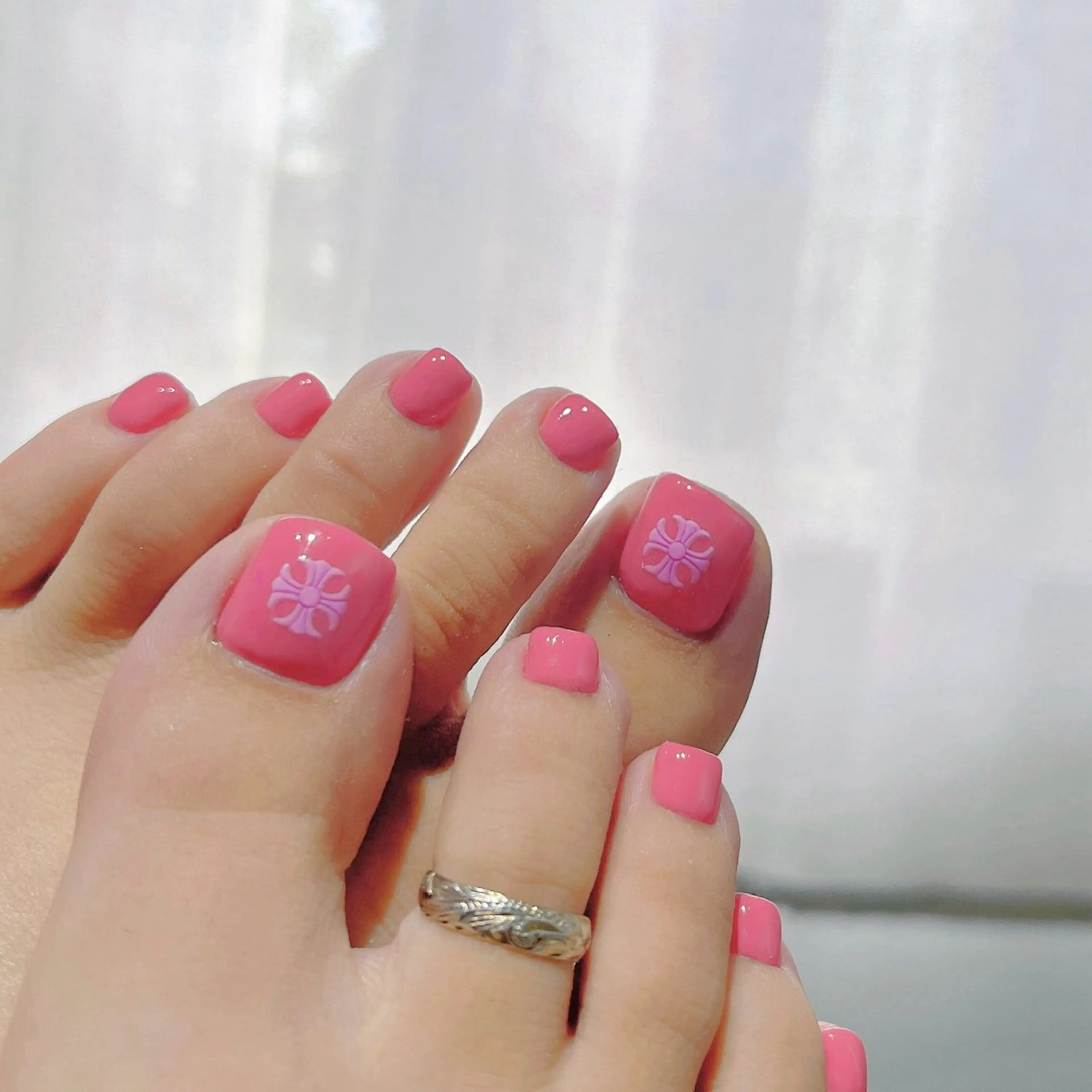 ネイル フットネイル フレンチネイル ジェルネイル ラメ(グリッター) ラメグラデーション フットネイル NEO Beauty Salon所属・𝐍𝐄𝐎 𝐉𝐔𝐑𝐈のネイルデザイン