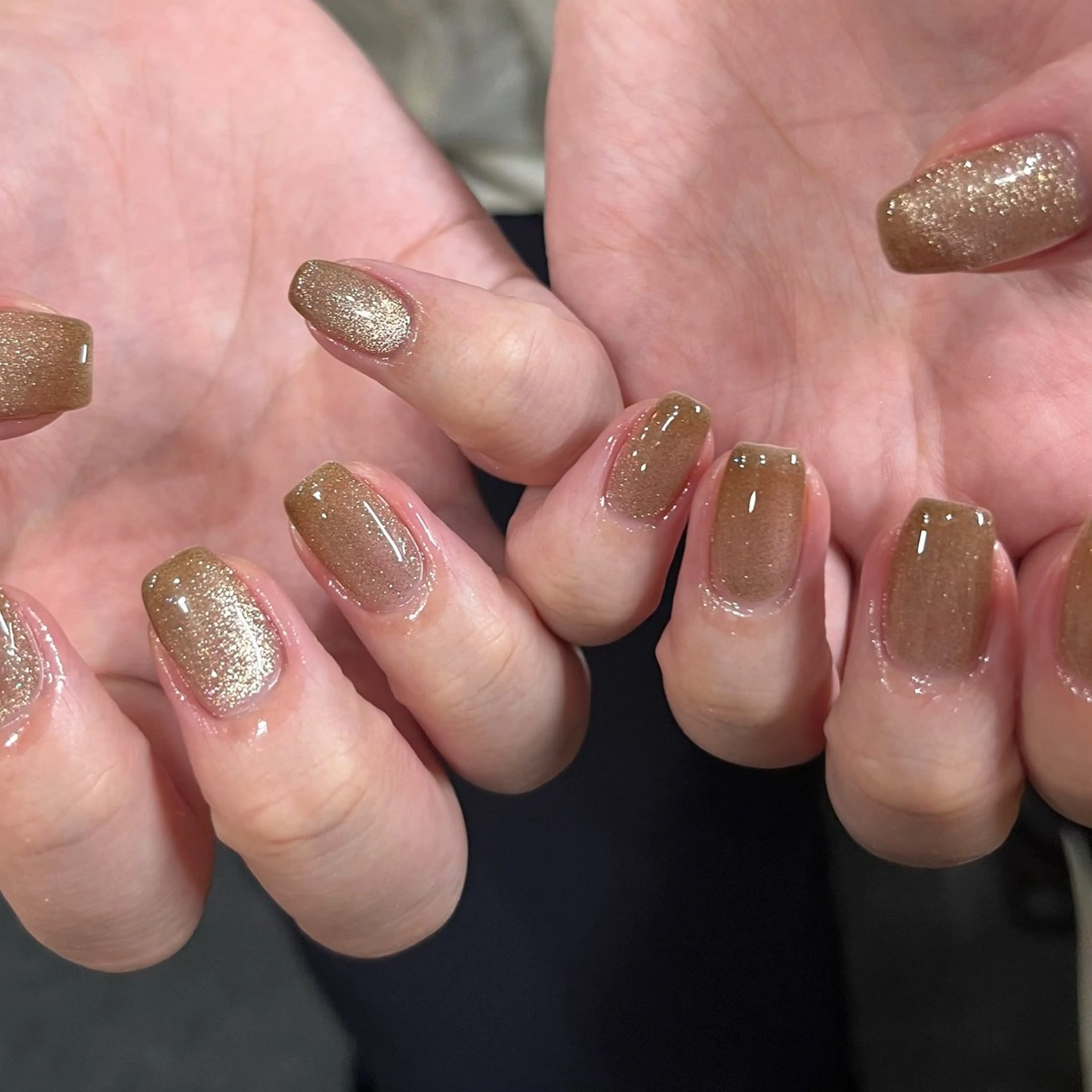 ネイル ゴールド キラキラネイル マグネットネイル シンプルネイル ハンドネイル ハンドケア 🎀NAIL🎀 AI🪄︎︎◝✩のネイルデザイン