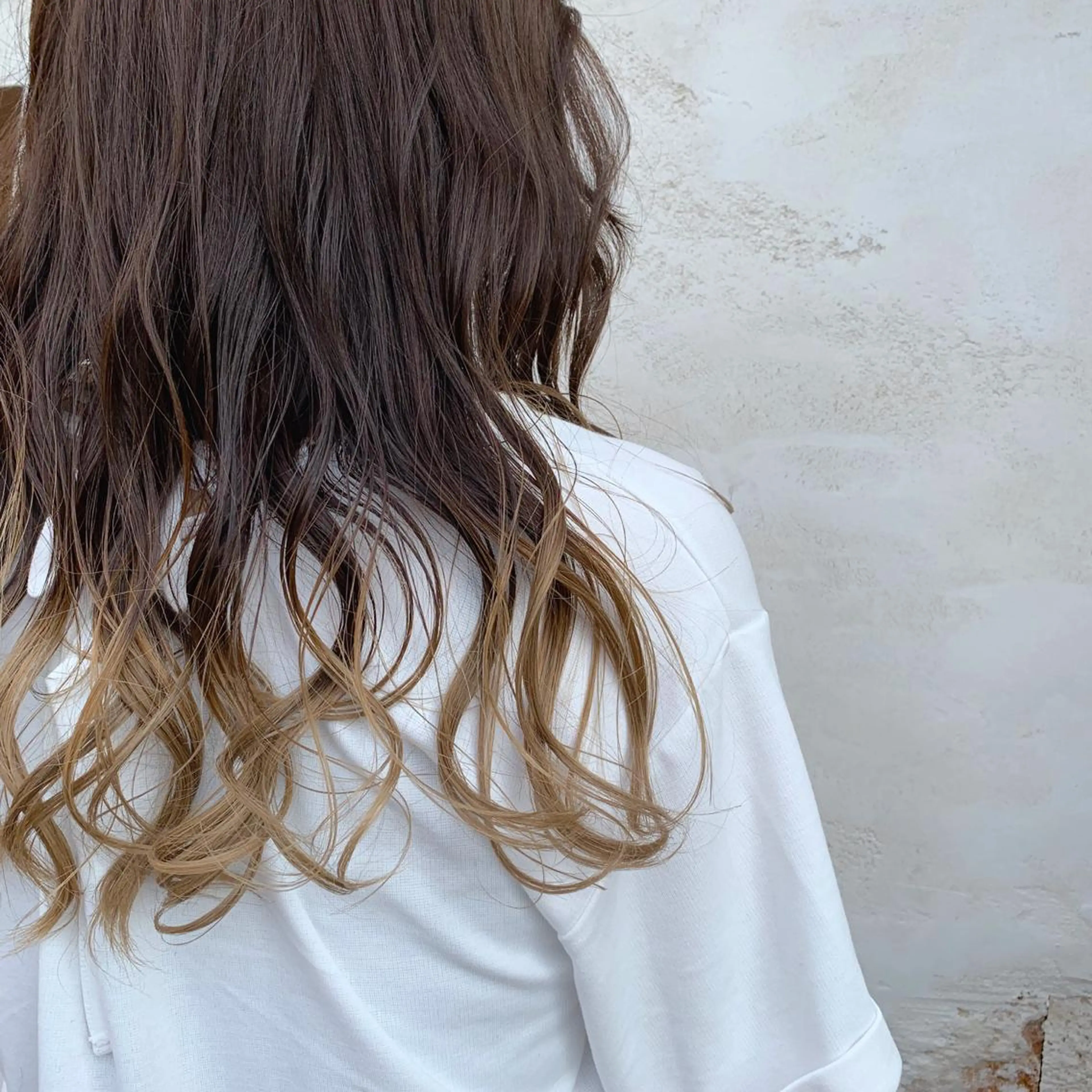 ロング ミルクティーベージュ の魔術師　manaeのヘアスタイル