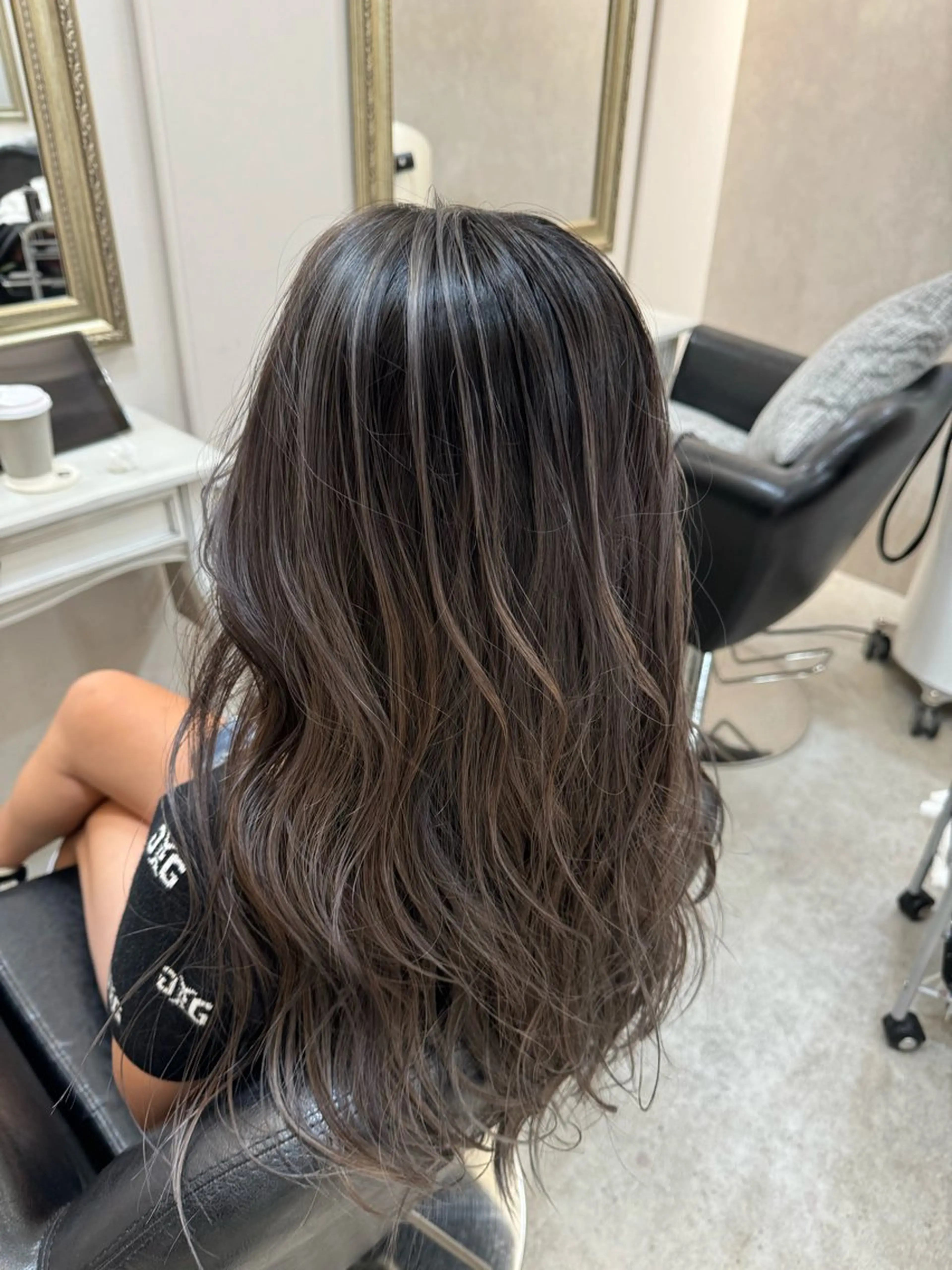 カラー グレージュ ヒガシ サヨのヘアスタイル