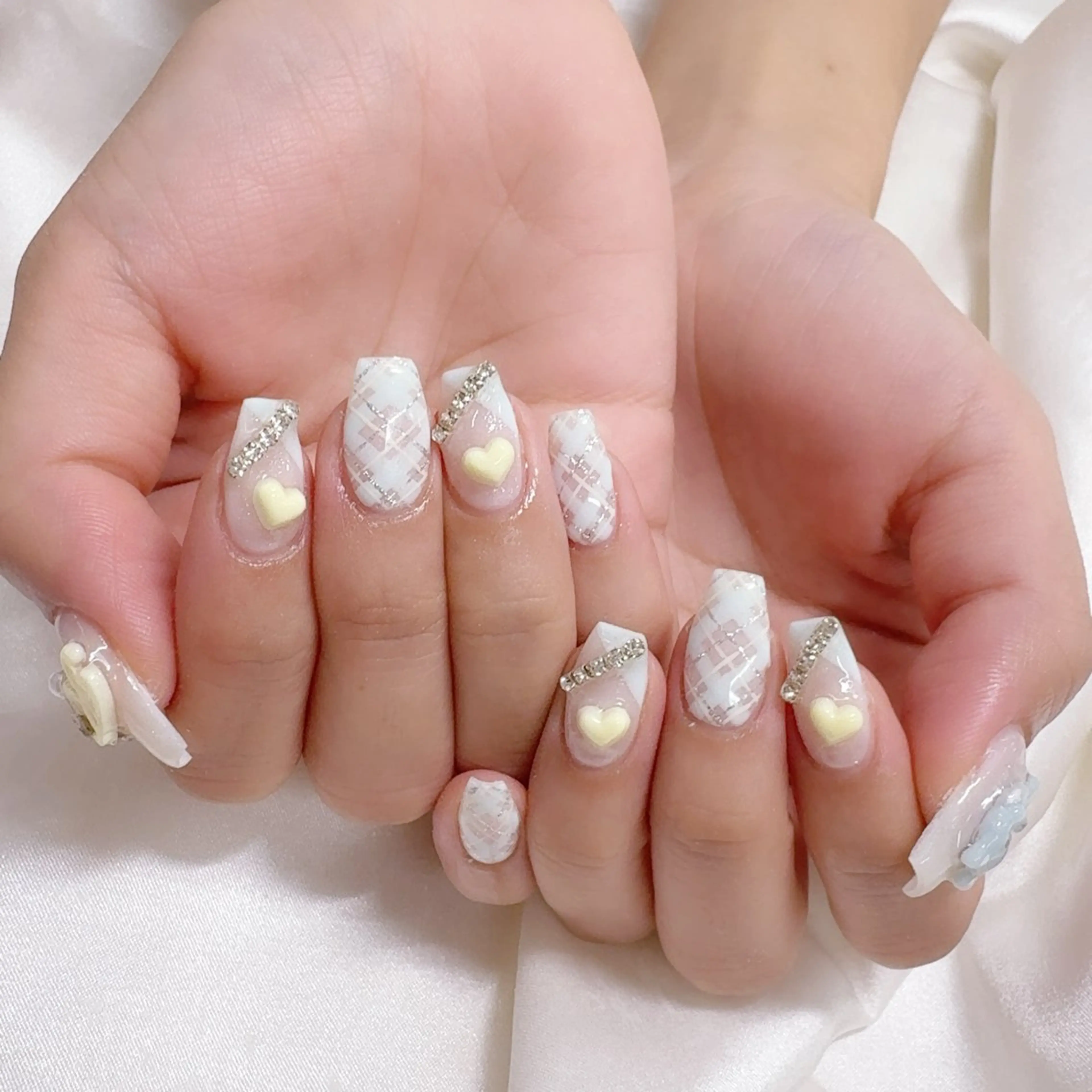 ネイル ハンドネイル ハンドケア 青山 彩花のネイルデザイン