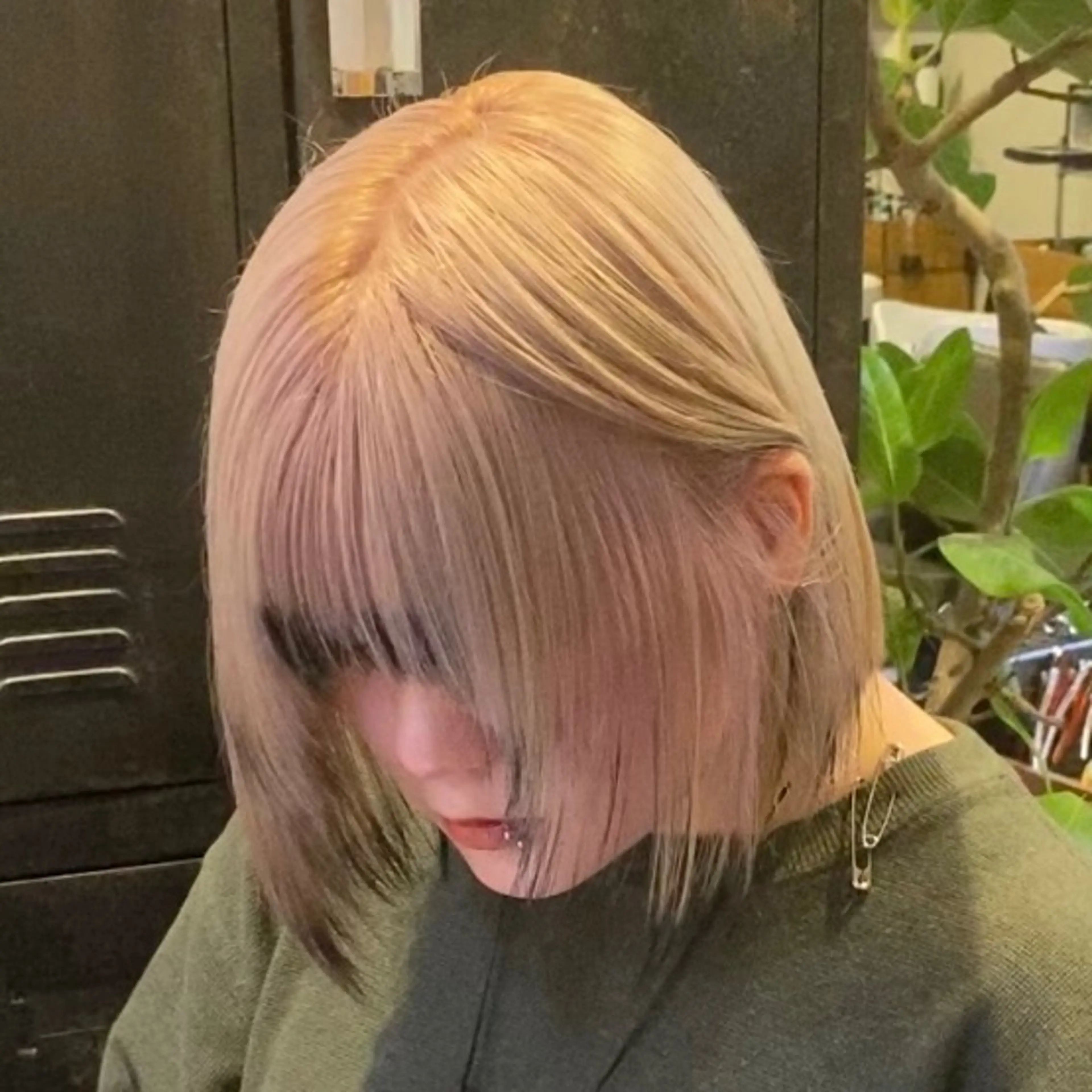 ミディアム カラー 黒髪 デザインカラー 顔周りカット ヘアカラー トリートメント 複雑履歴修正 TAKEのヘアスタイル