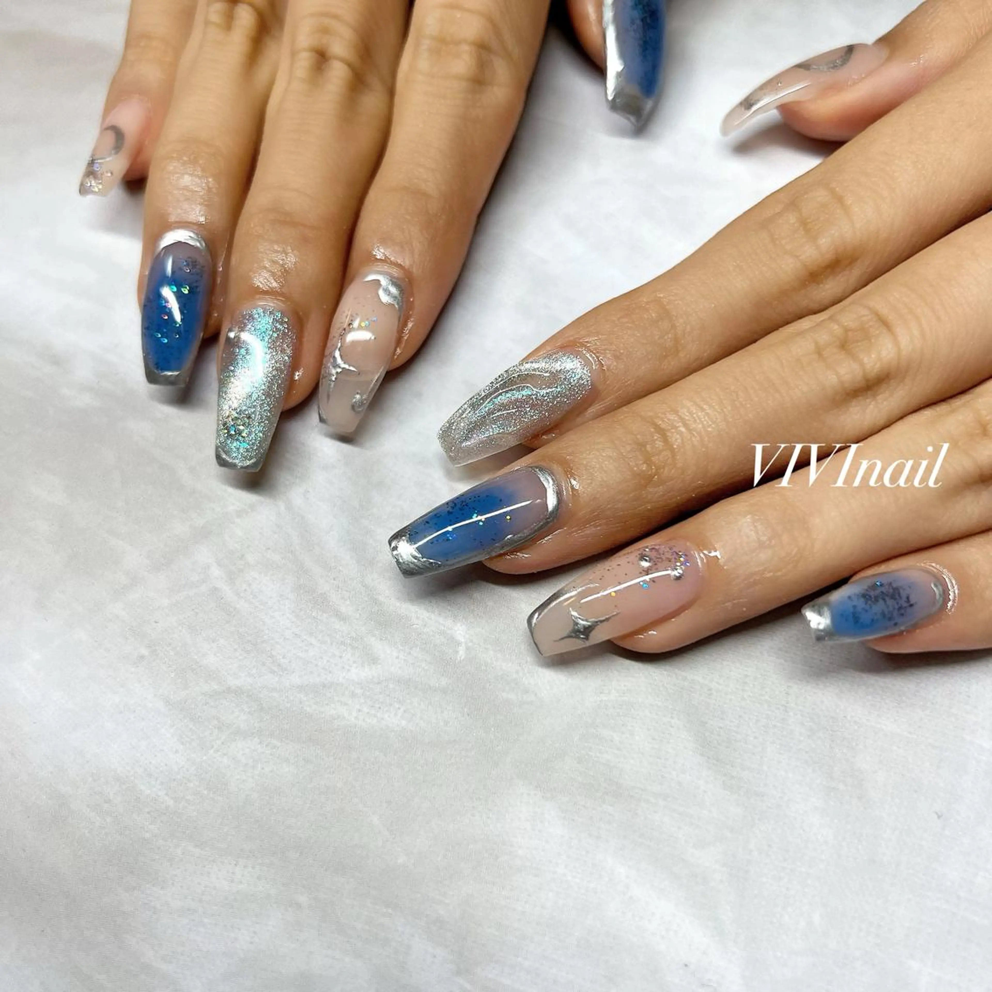 ネイル チークネイル 水色 ワンホンネイル ハンドネイル vivi nailのネイルデザイン