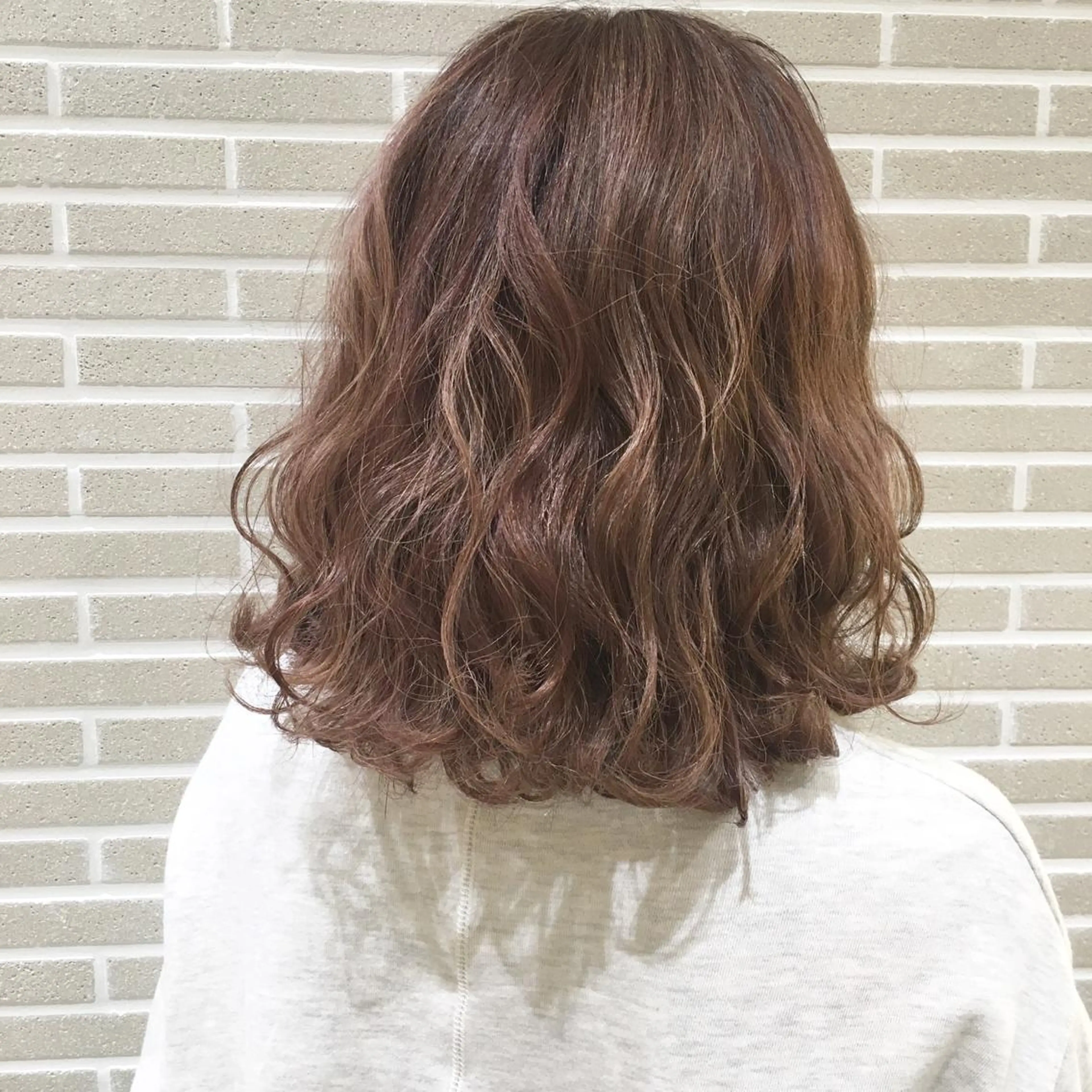 ミディアム ハイライト amie三ノ宮所属・潟上 菜摘のヘアスタイル