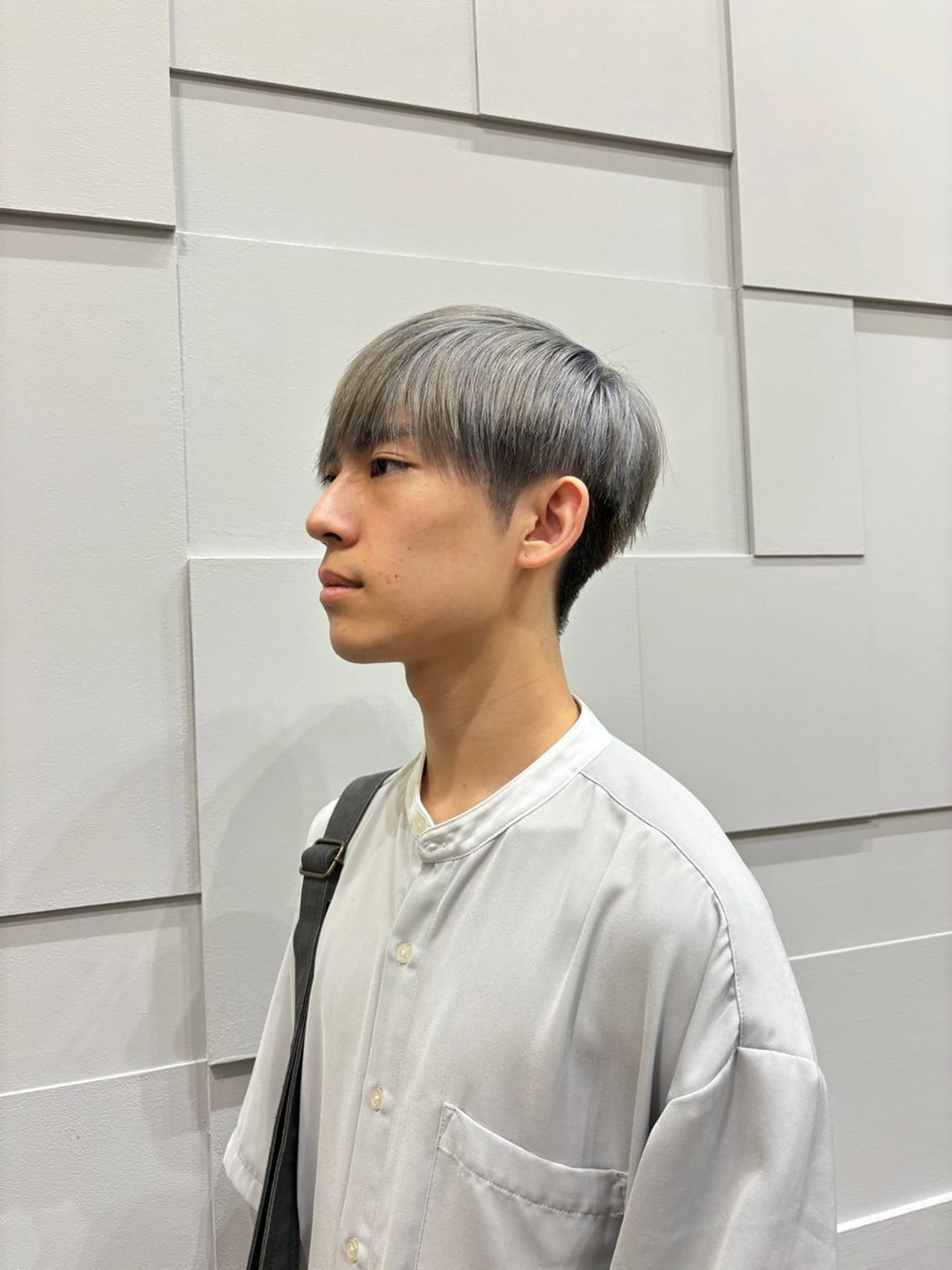 カラー メンズ メンズブリーチ 刈り上げ アッシュ アッシュグレー ブリーチ miu /透明感カラーのヘアスタイル