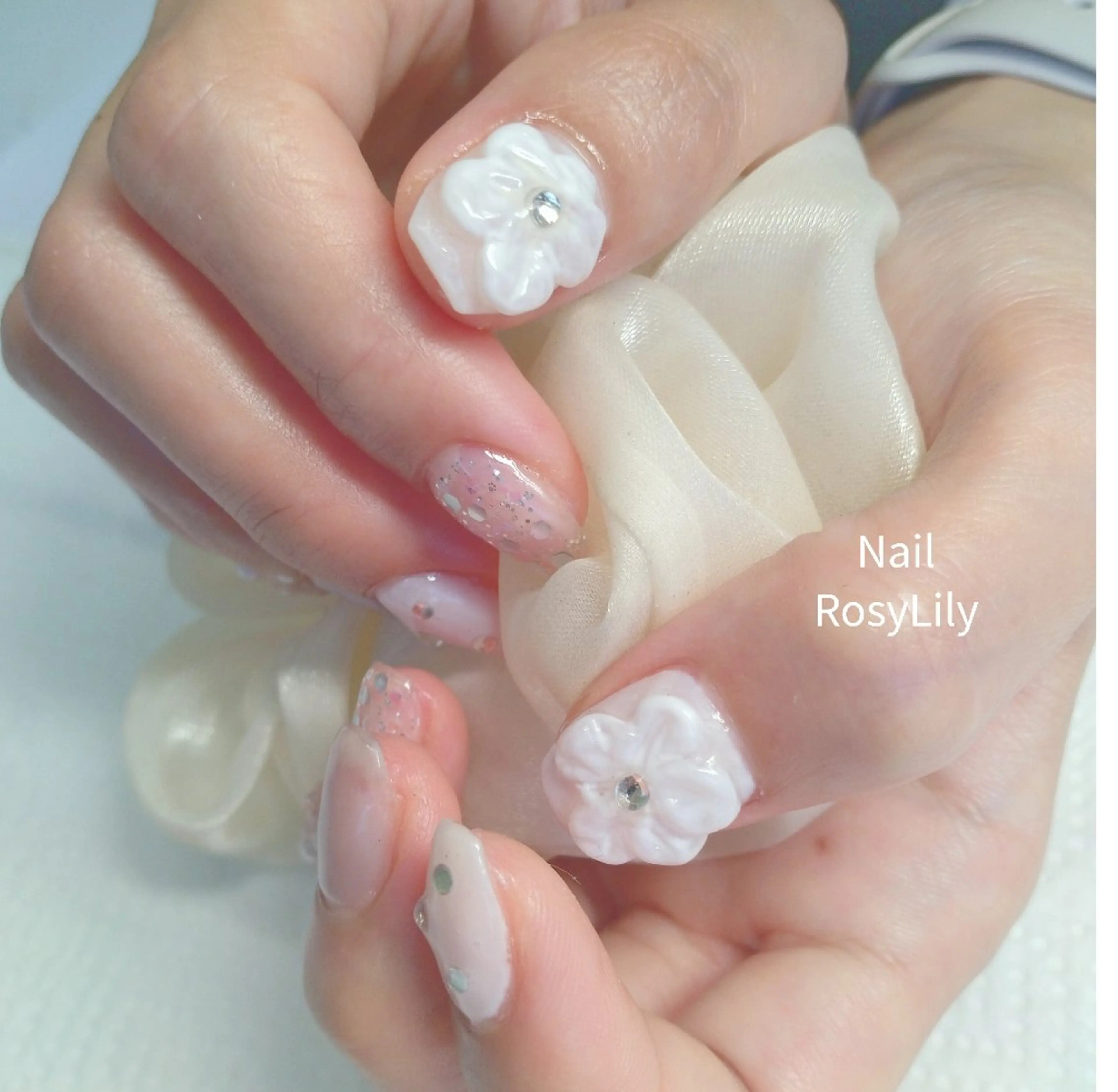 ネイル フラワーネイル ホワイト ハンドネイル ハンドケア プライベートサロン RosyLily所属・プライベートサロン Rosy Lilyのネイルデザイン