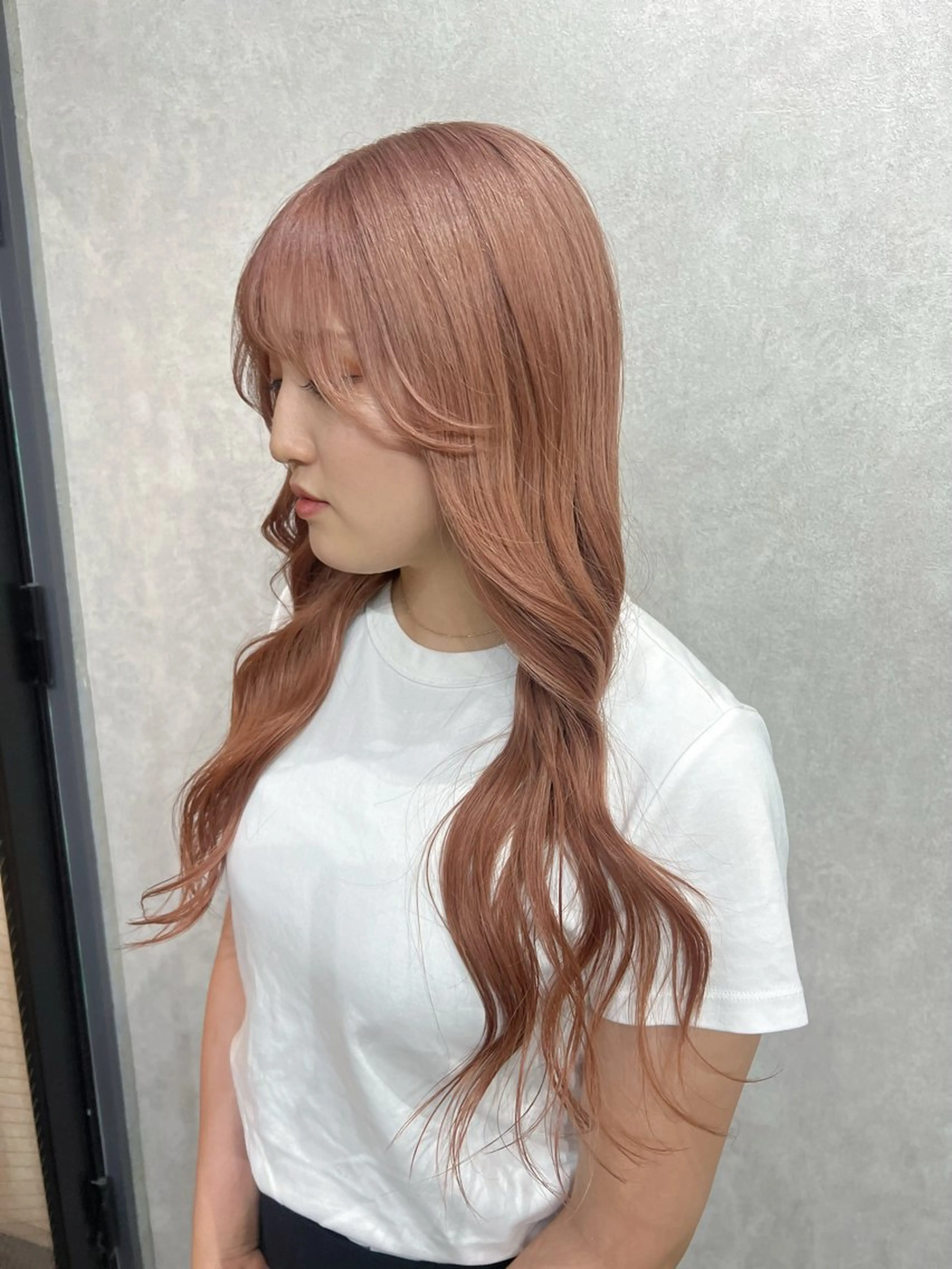 ロング カラー ベージュカラー ブリーチ ケアブリーチ ハイトーンカラー ミルクティーベージュ ヘアカラー ユ イのヘアスタイル