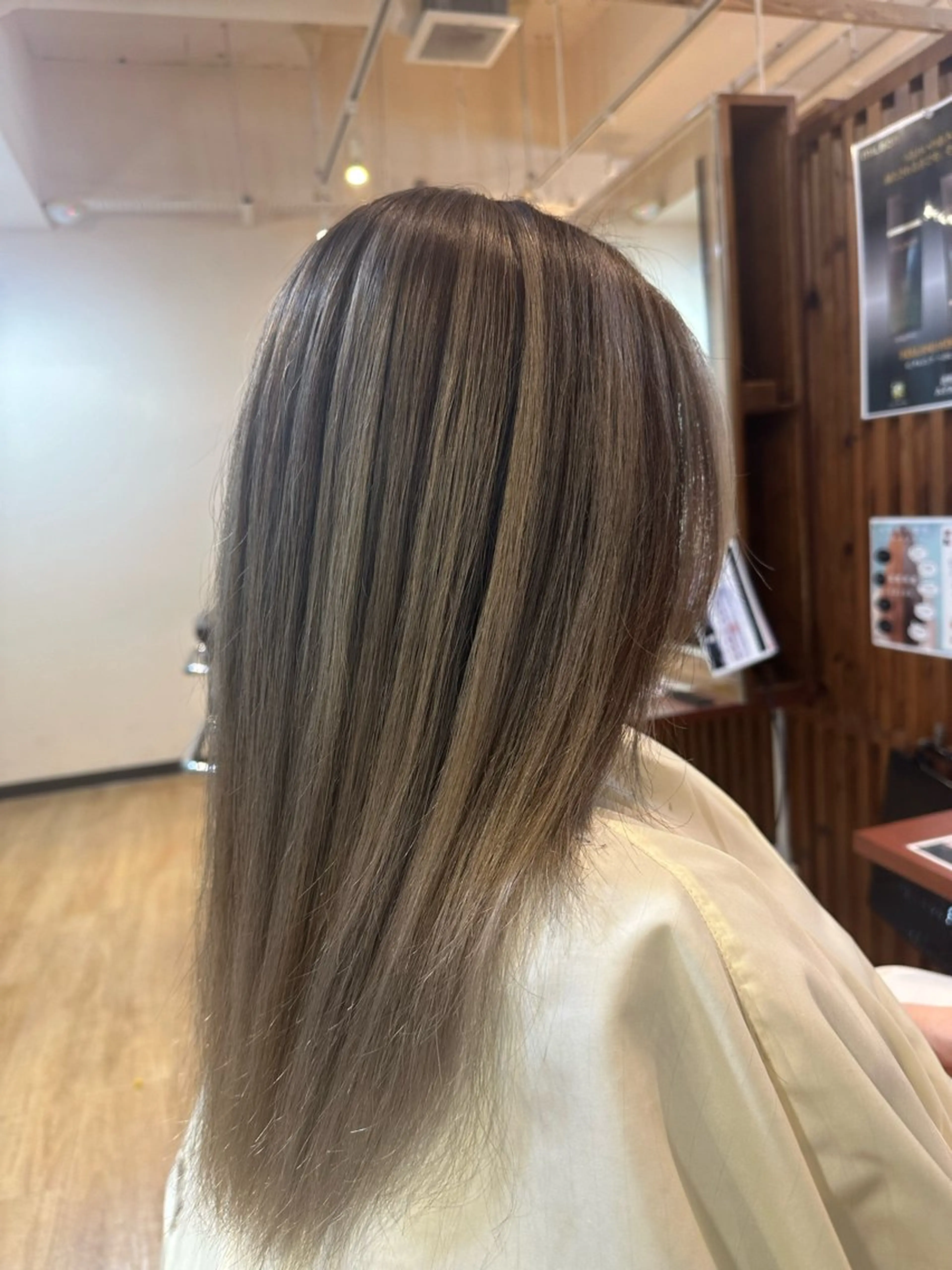 セミロング カラー バレイヤージュ レイヤーカット カット ヘアカラー 海外ガール ハイトーン　竹井俊介のヘアスタイル