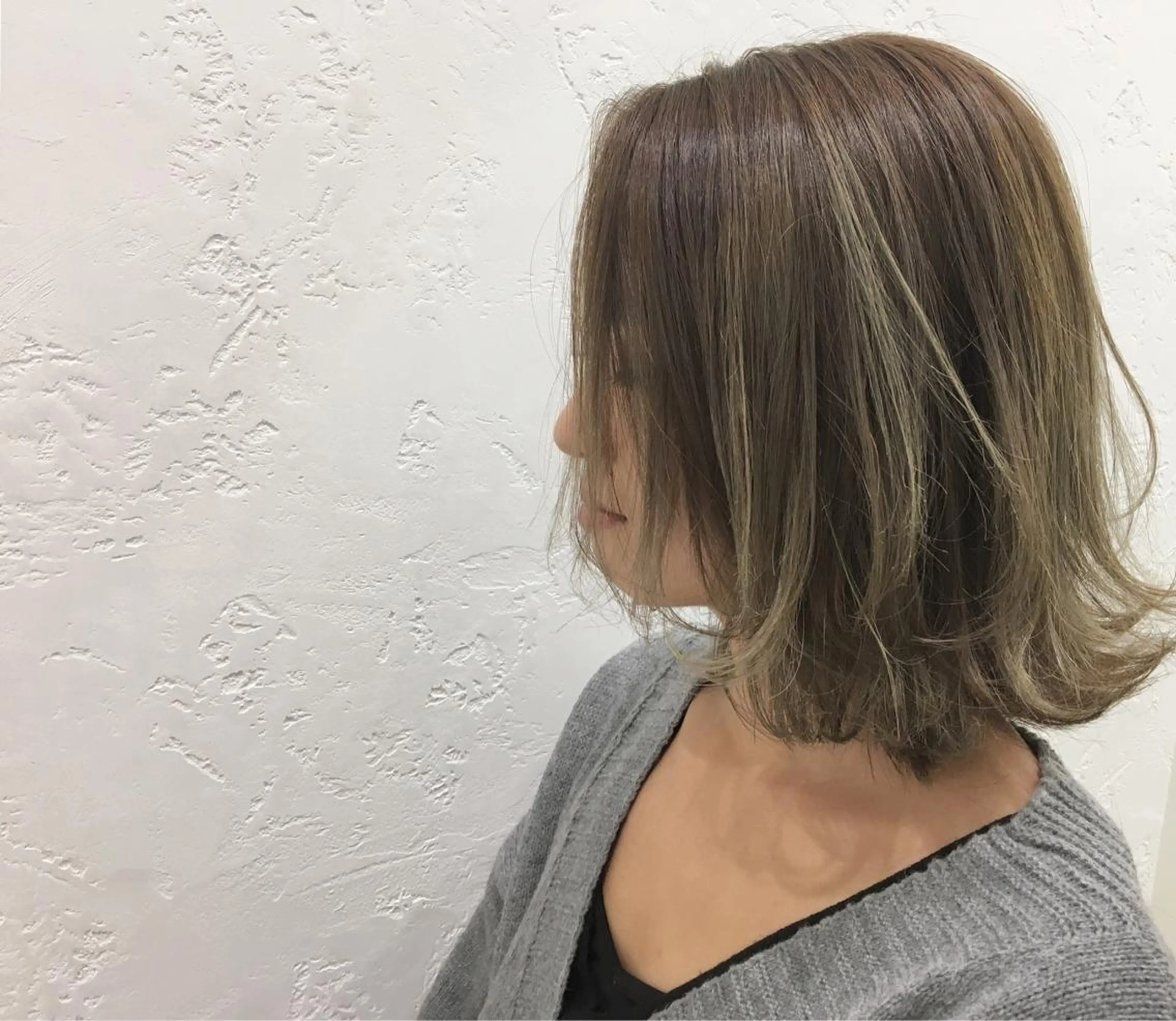 ショート カラー 切りっぱなしボブ アッシュ アッシュグレー 透明感カラー ハイライトカラー 鈴木 翔梧のヘアスタイル