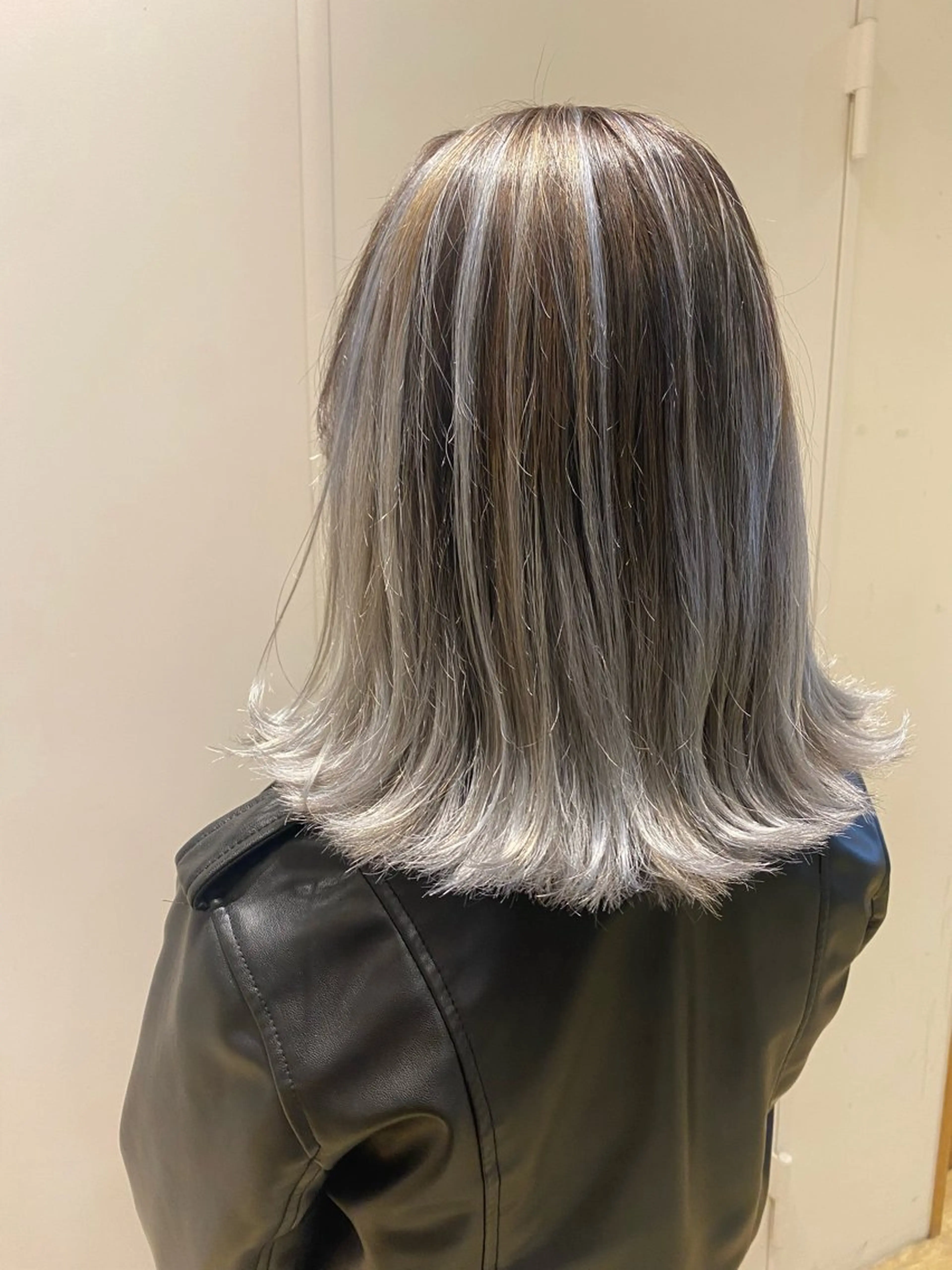 ミディアム カラー バレイヤージュ ブリーチ レイヤーカット カット ヘアカラー kawabe maikoのヘアスタイル