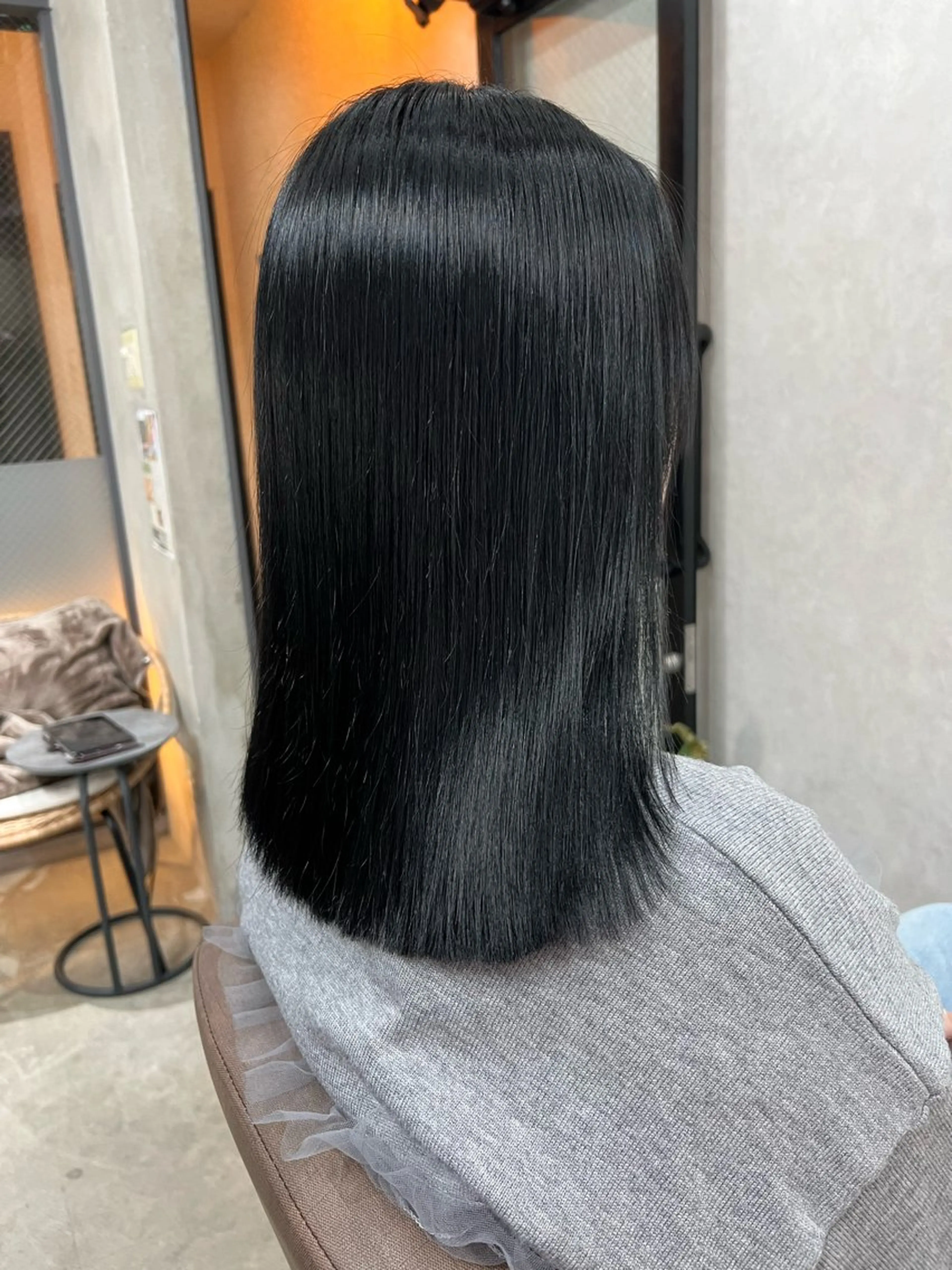 ミディアム カット ヘアカラー 縮毛矯正 maya レイヤーカットのヘアスタイル