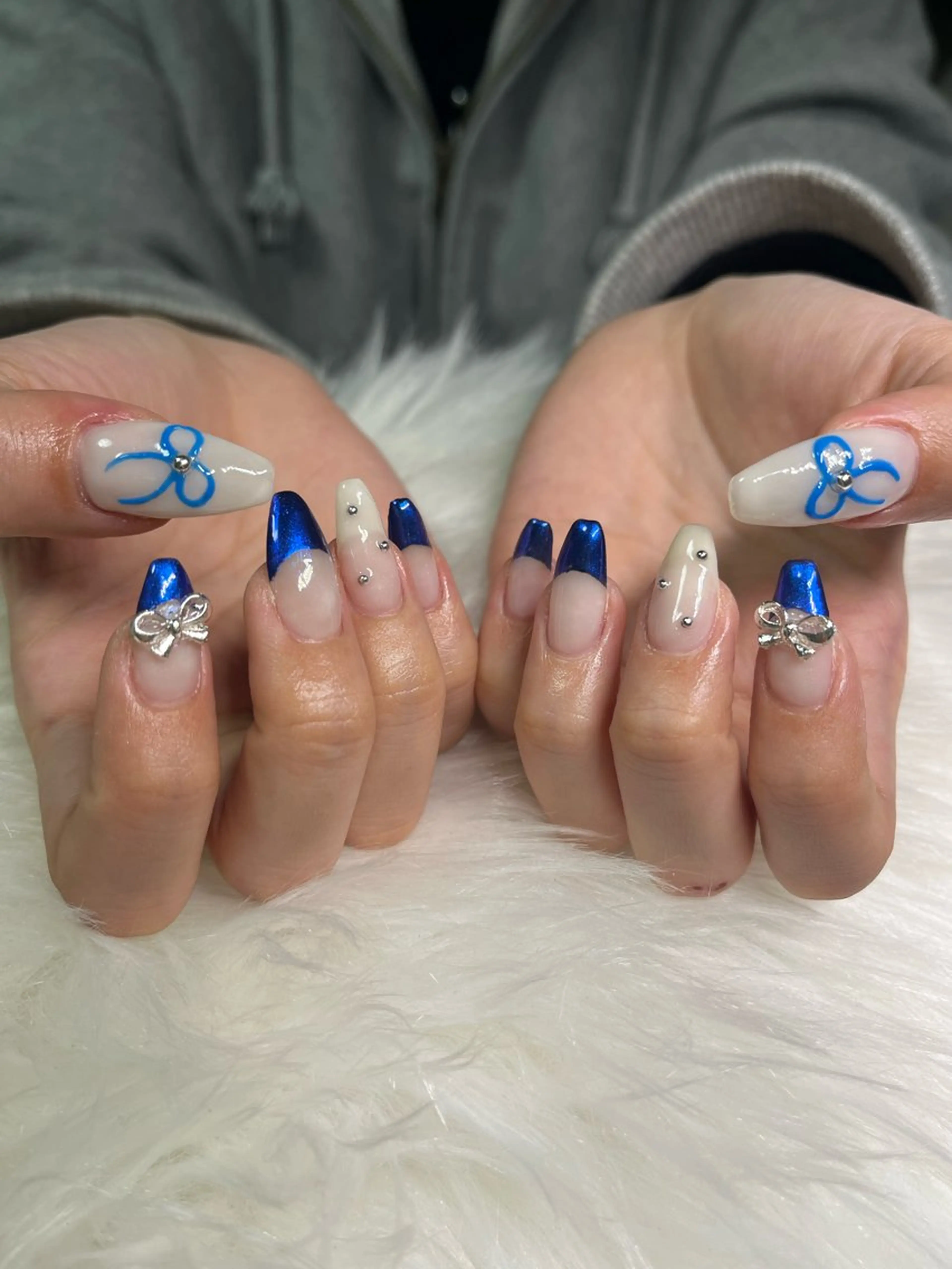 ネイル ブルー フレンチネイル ミラーネイル リボン シンプルネイル ハンドネイル 🏠自宅 サロン💅natsuのネイルデザイン