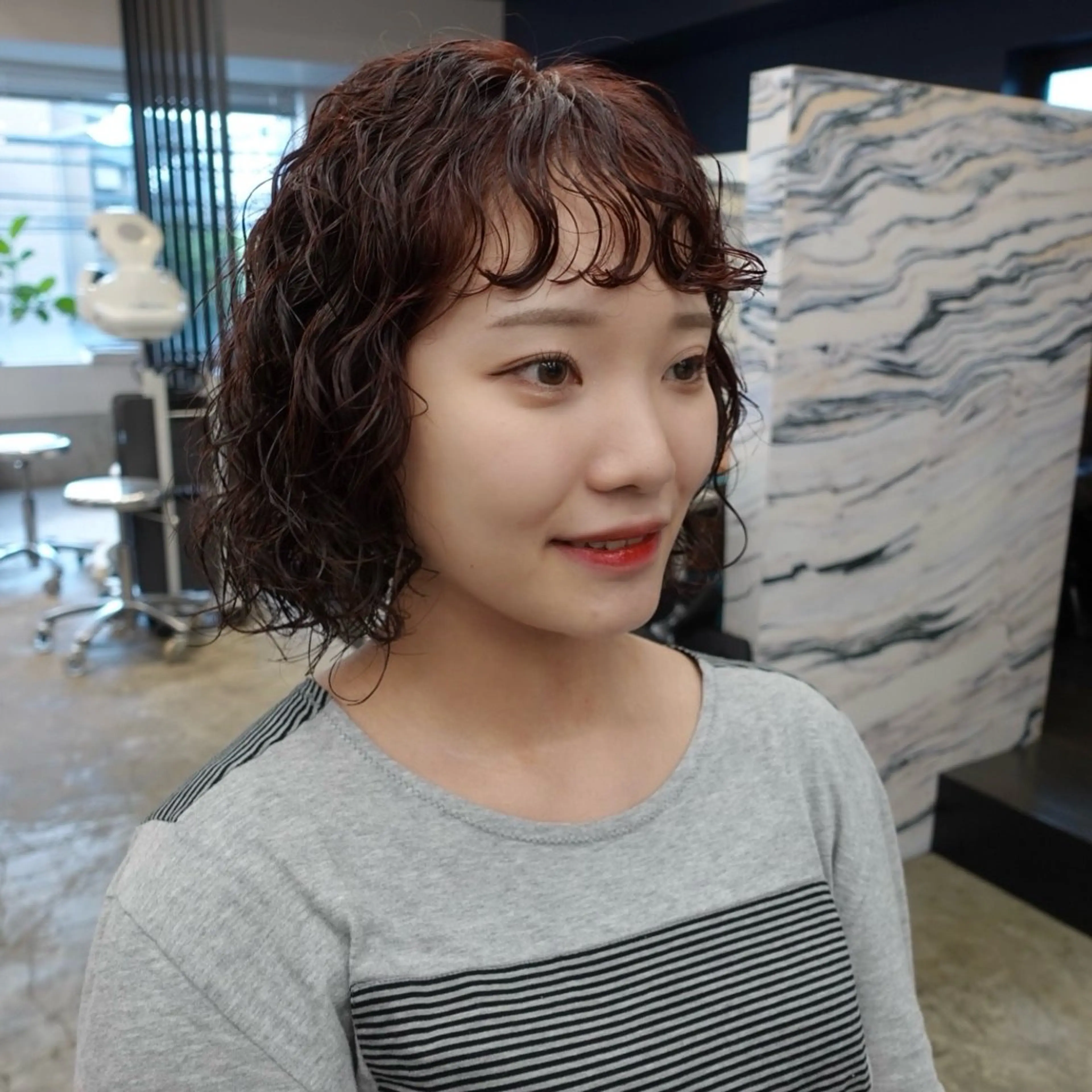 ショート カラー パーマ ヘアアレンジ カシス ボブ オン眉 カット ヘアカラー 🌐サトウ リョウ🌐のヘアスタイル