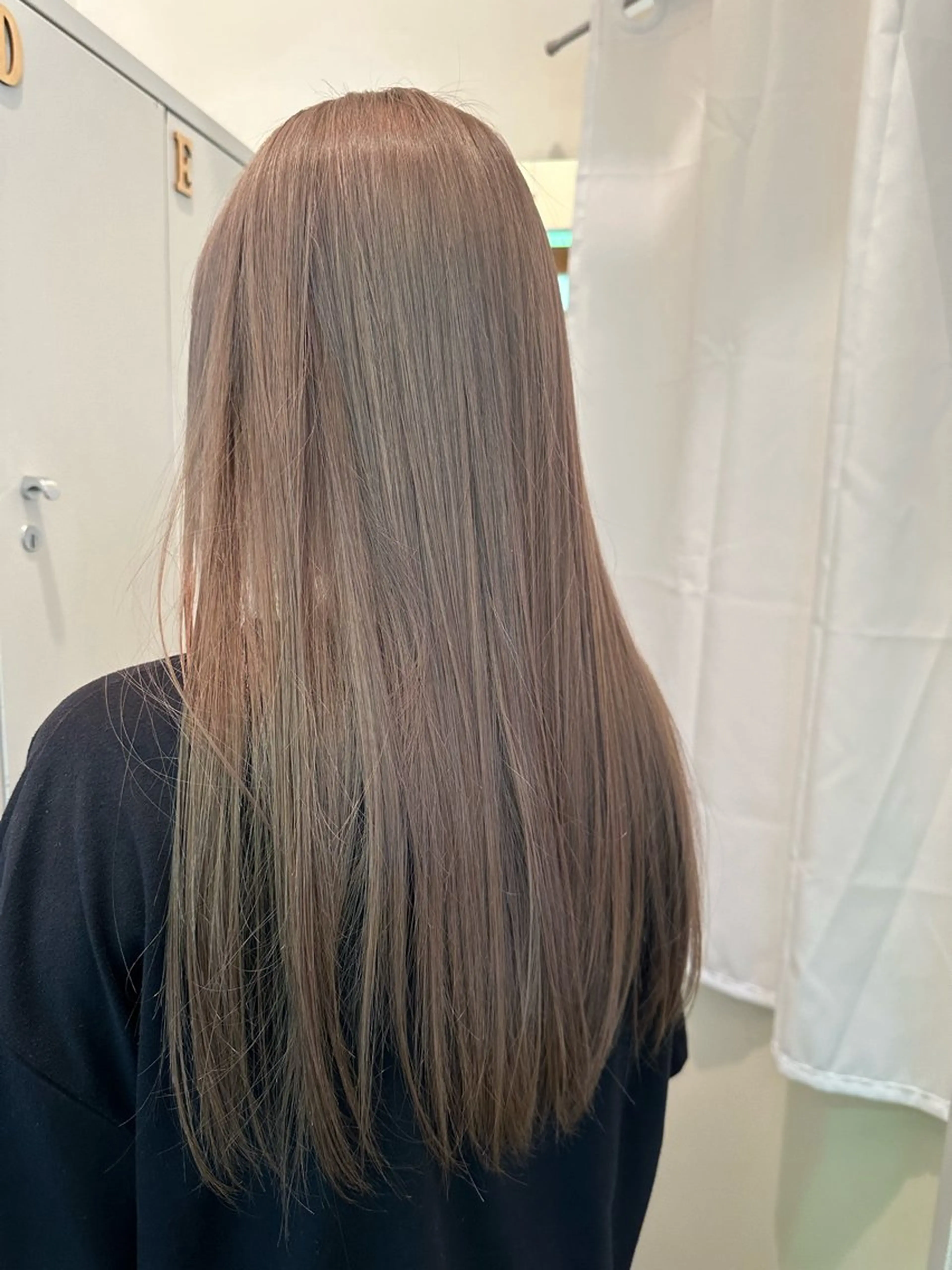 ロング カラー グレージュ ミルクティーグレージュ カット ヘアカラー 茅ヶ崎/ハイトーン /レイヤーカットのヘアスタイル