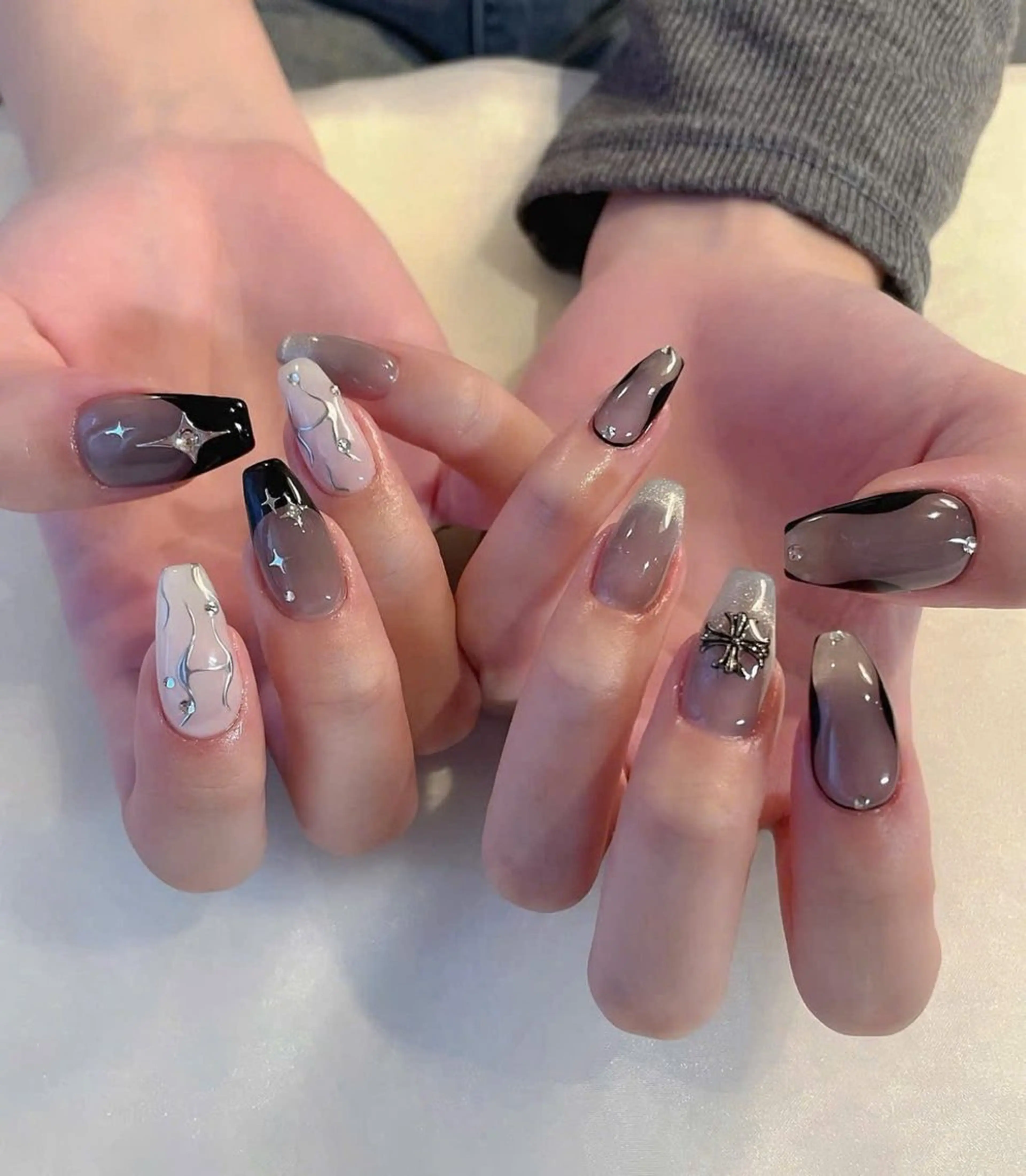 ネイル フラッシュネイル フレンチネイル グラデーション キラキラネイル 韓国ネイル ハンドネイル Lyna Nail のネイルデザイン