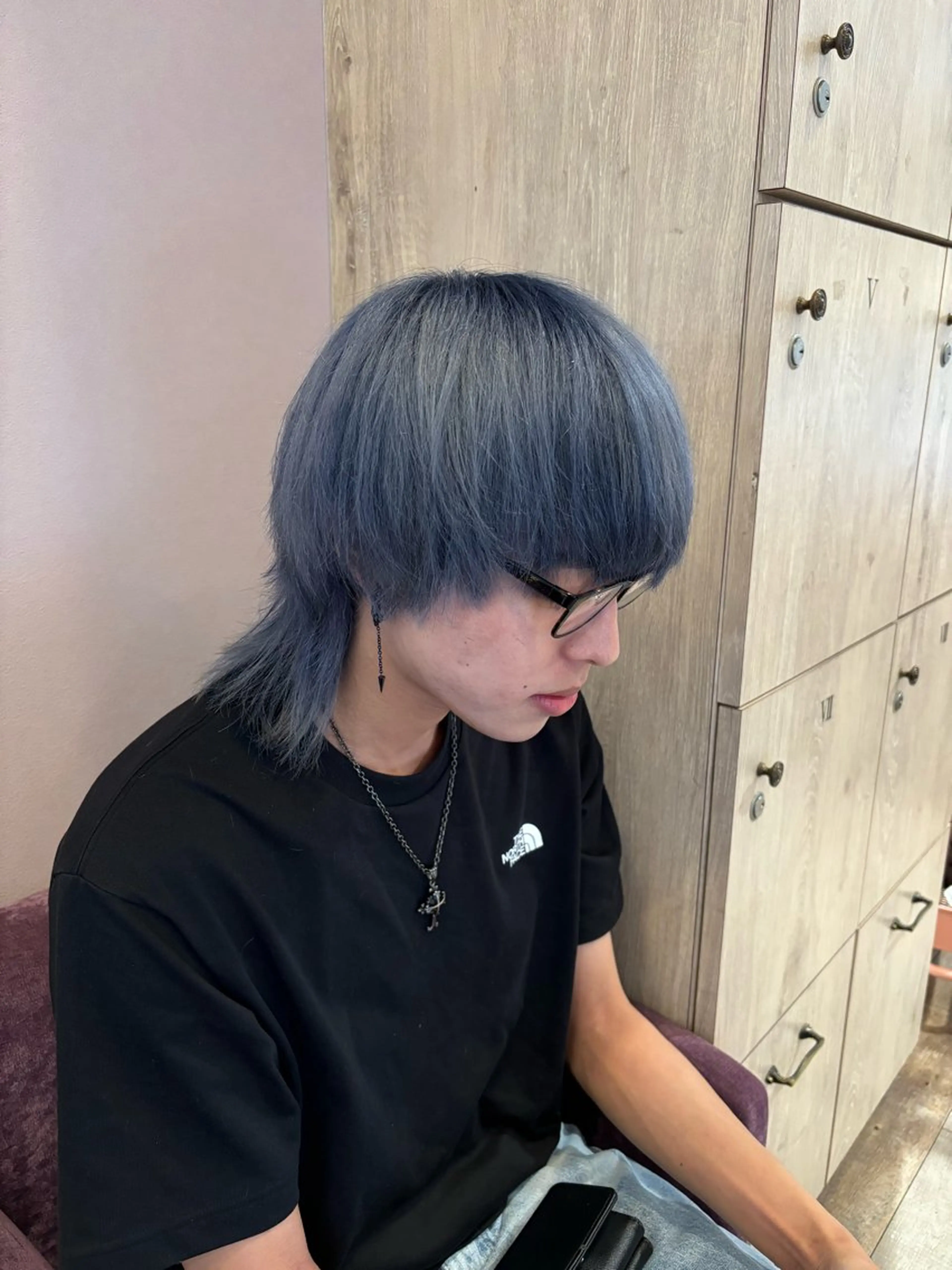 カラー メンズ メンズブリーチ メンズウルフカット アッシュ ブリーチ ブルーカラー ヘアカラー ハイトーン迷子さん 歓迎🤍こころのヘアスタイル