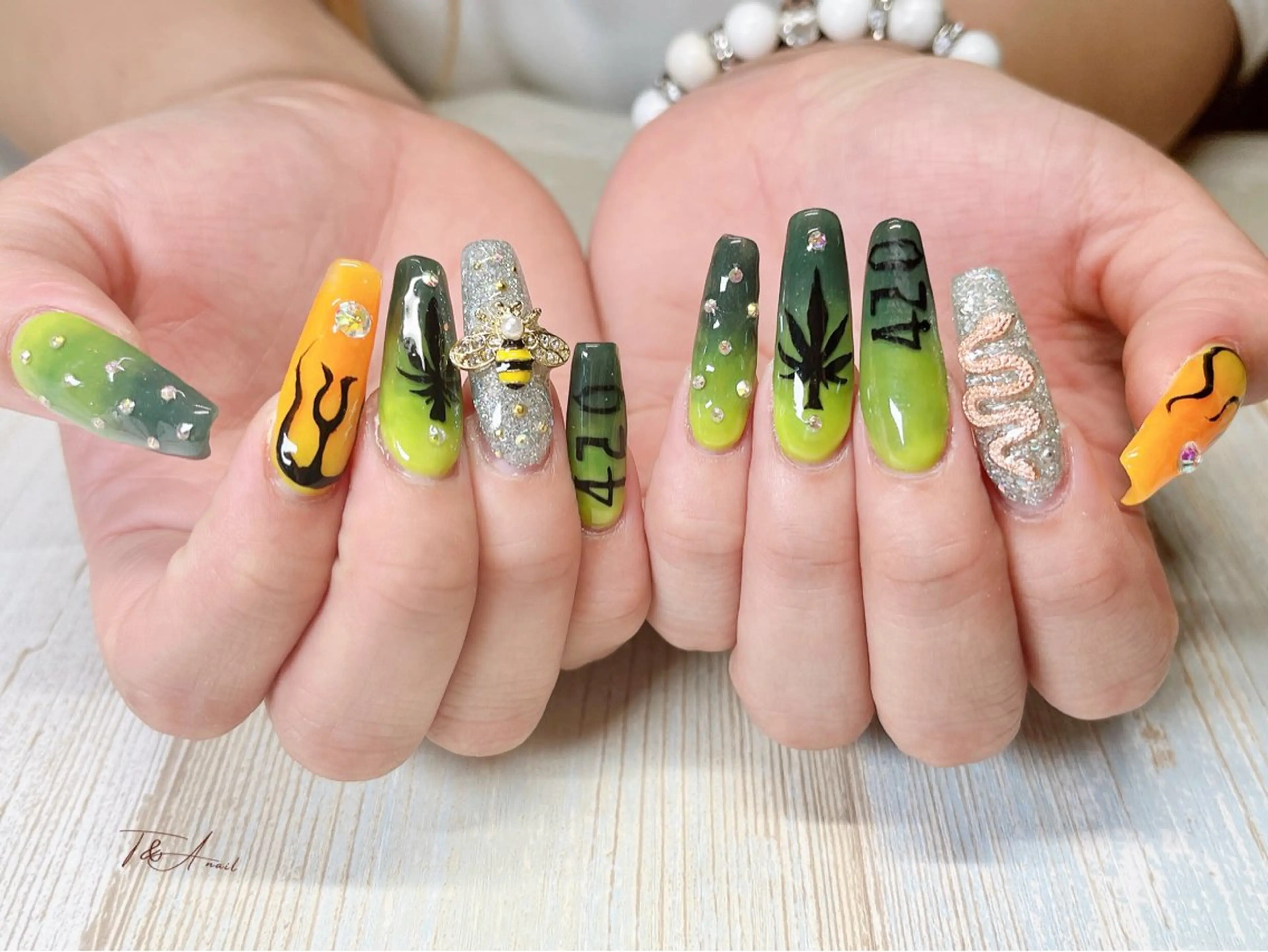 ネイル 長さ出し ジェルネイル グラデーション グリーン オレンジ ハンドネイル T&A nailのネイルデザイン