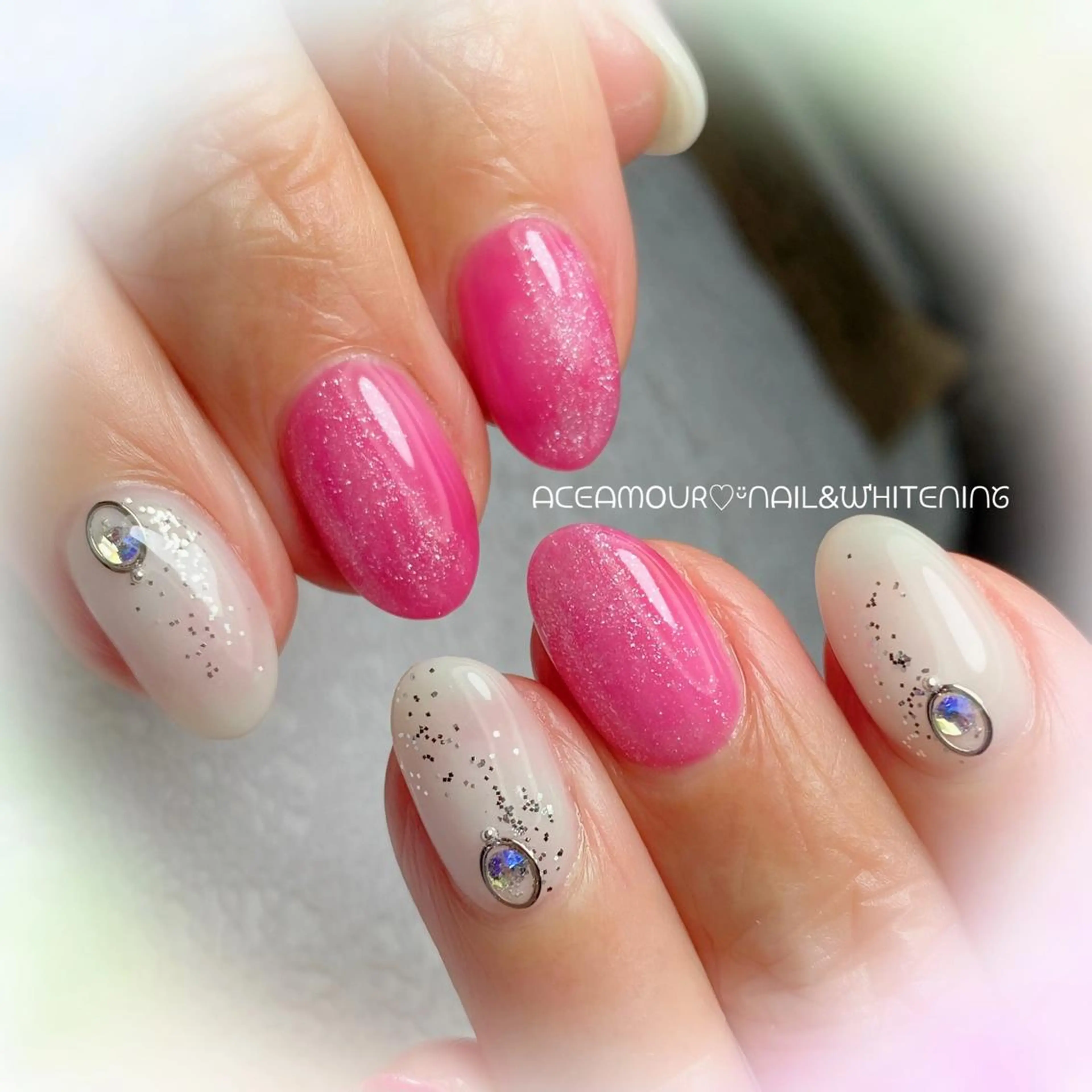 ネイル ラメ(グリッター) ワンカラーネイル ピンク ホワイト ネイル/耳つぼ /新ホワイトニングのネイルデザイン