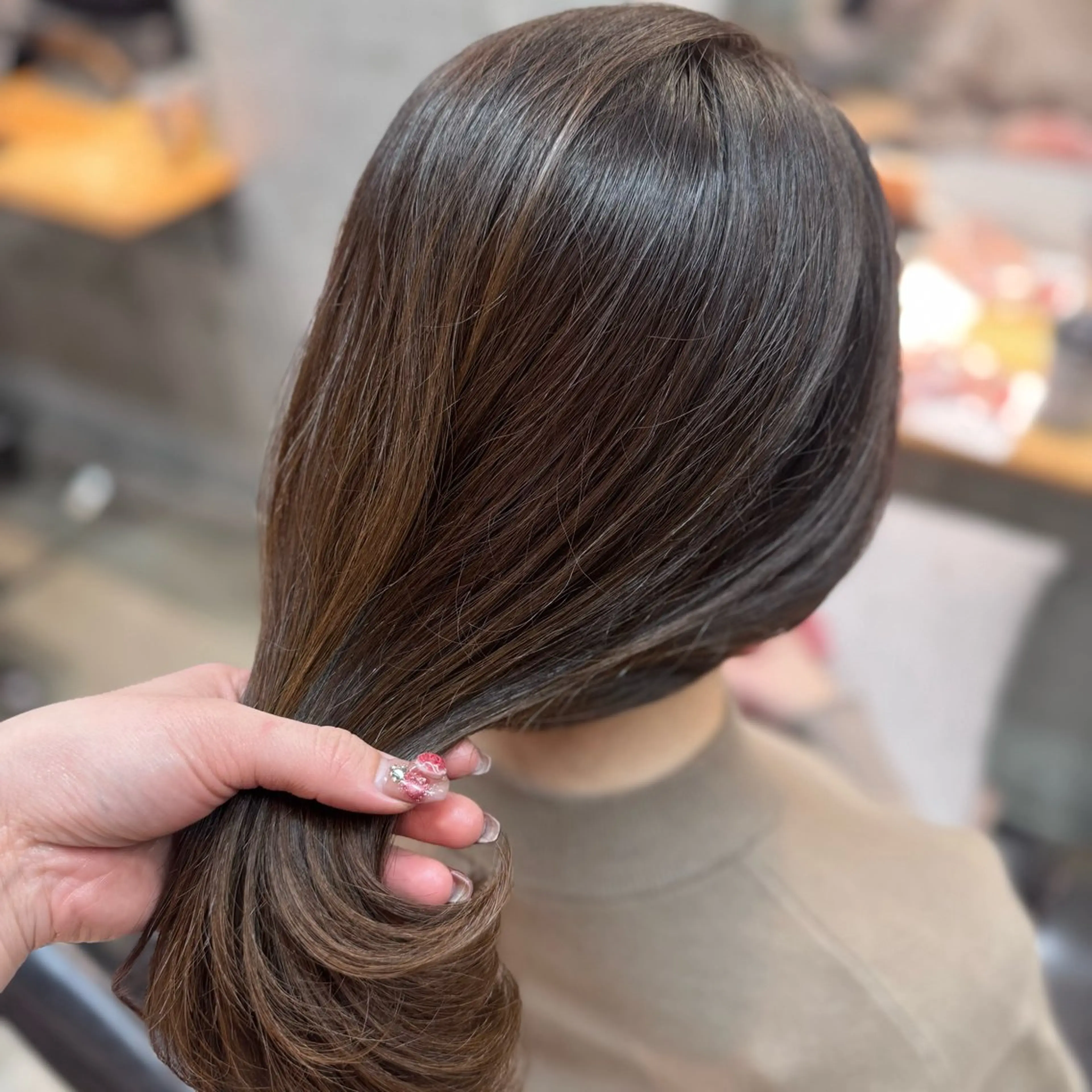 セミロング ヘアカラー 穴原 優紀のヘアスタイル