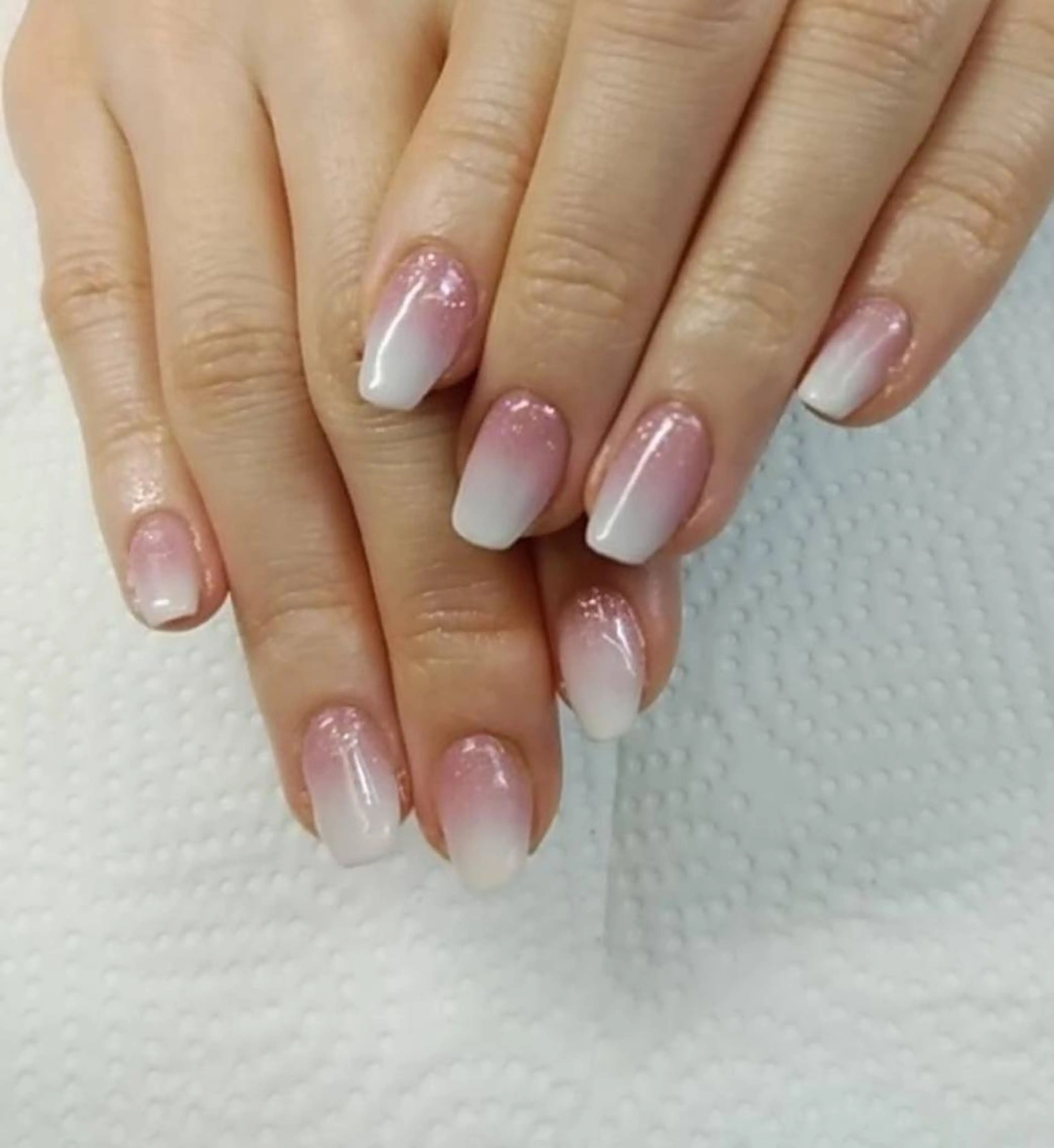 ネイル グラデーション ホワイト ハンドネイル ハンドケア プライベートサロン RosyLily所属・プライベートサロン Rosy Lilyのネイルデザイン