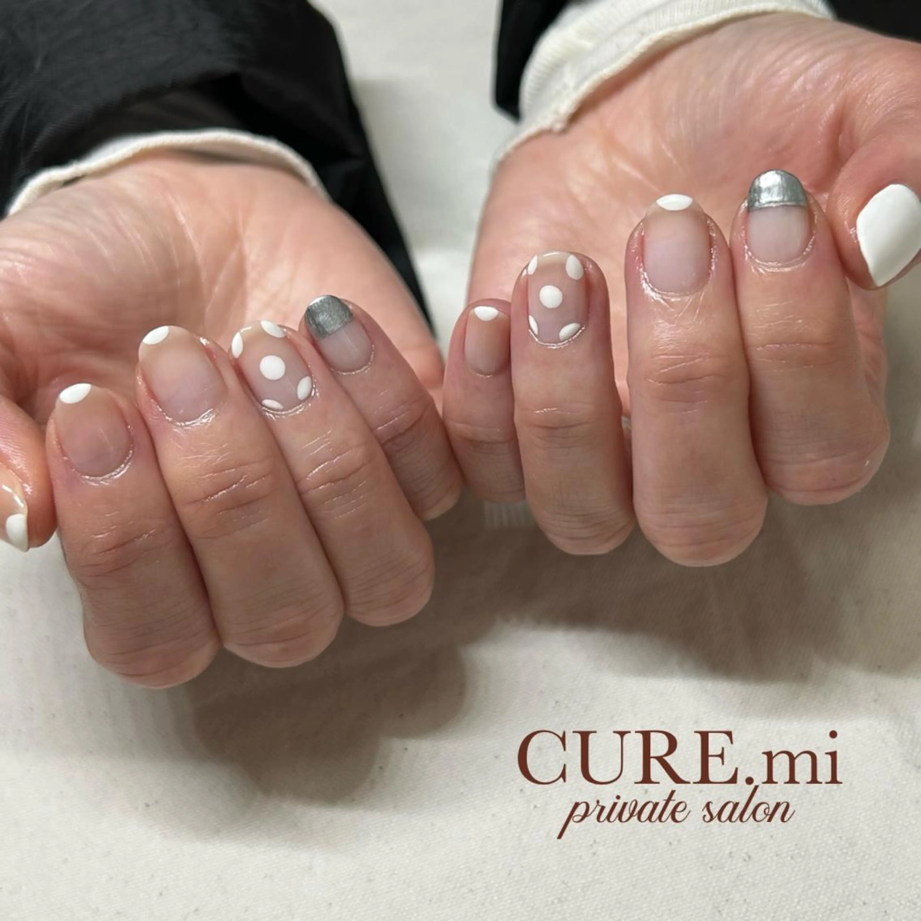 ネイル ドット シルバー ハンドネイル ハンドケア CURE.mi所属・伊藤 美香のネイルデザイン