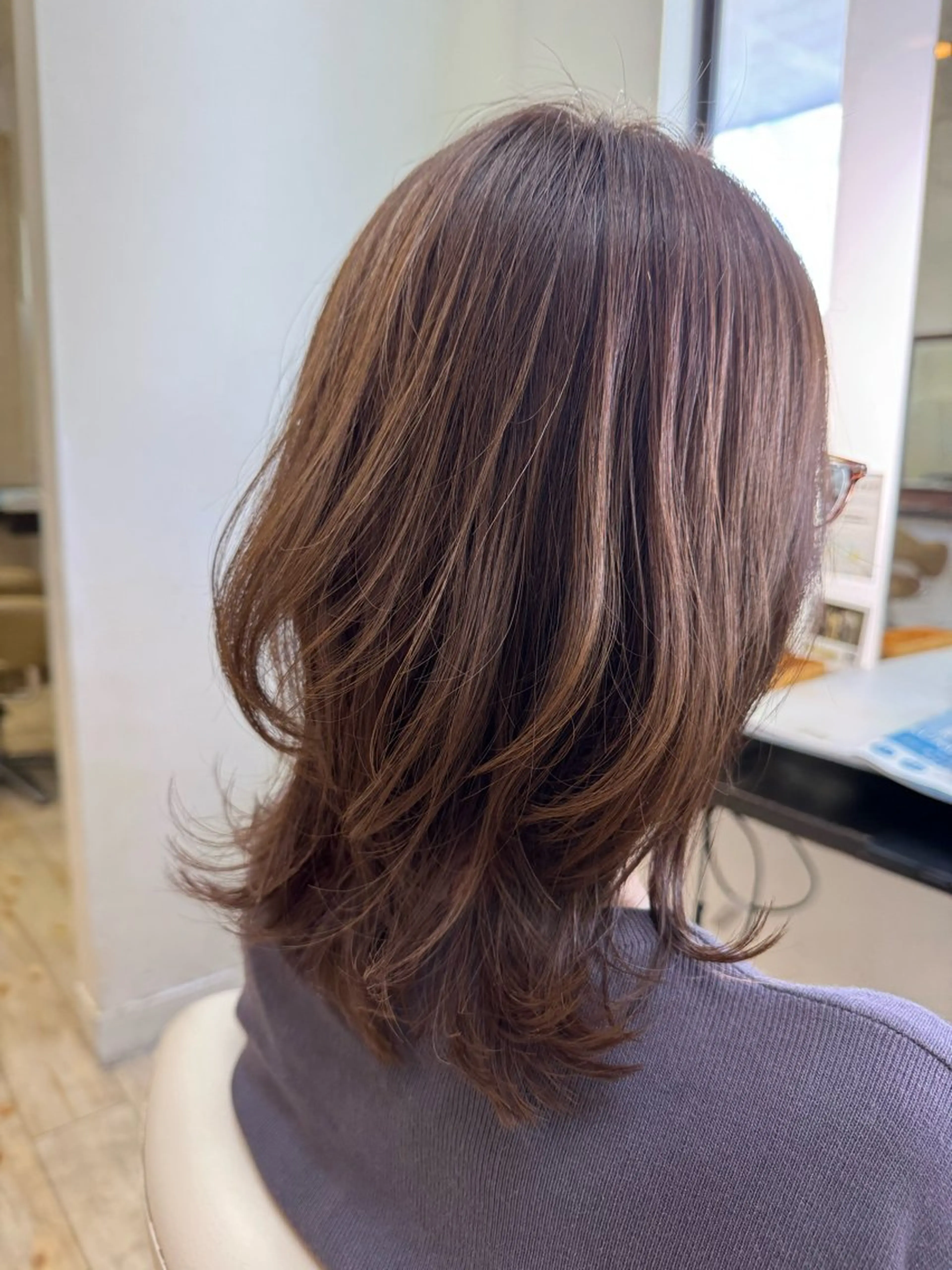 ミディアム カラー くびれヘア くびれレイヤー レイヤーカット ともか/透明感カラー /顔周りカットのヘアスタイル