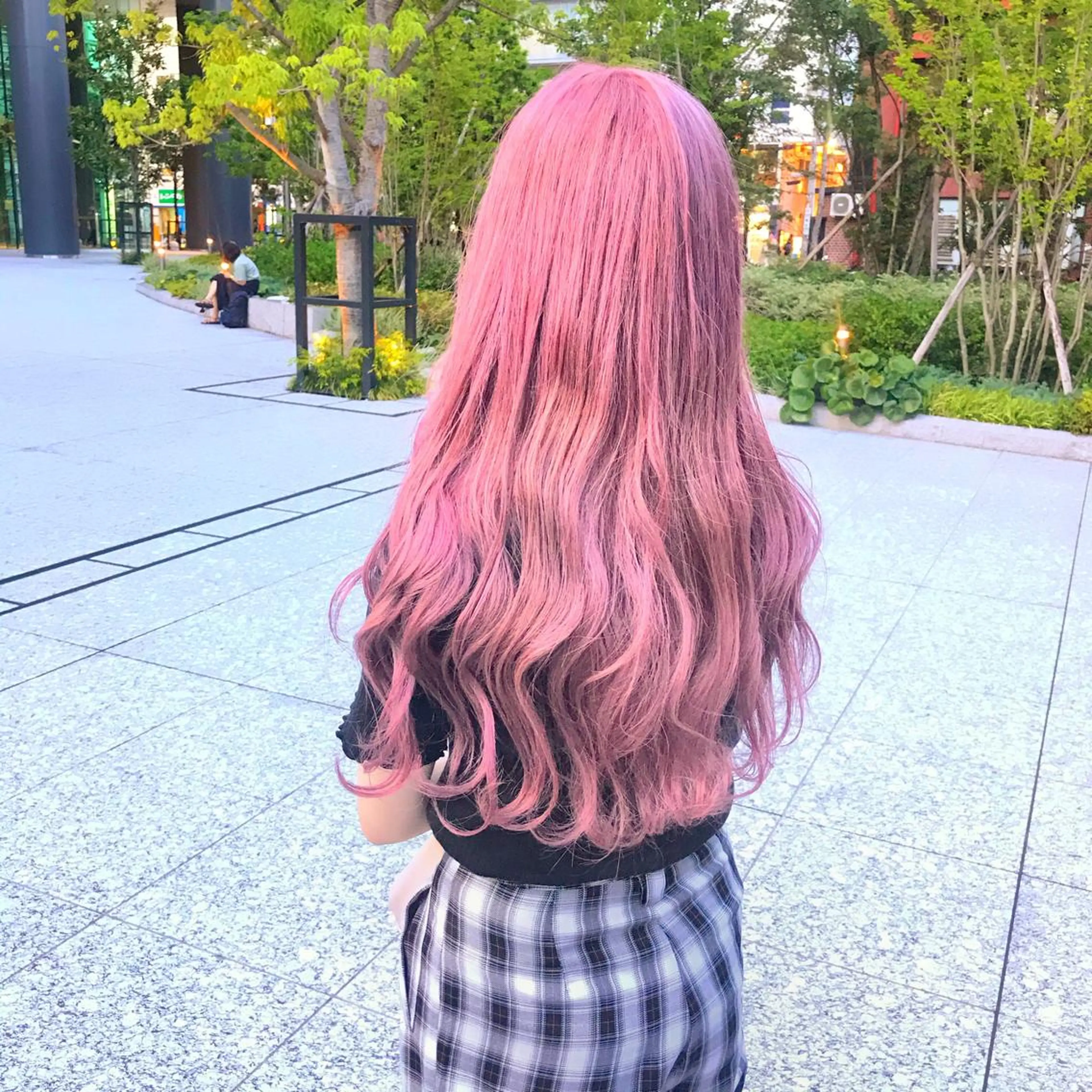 ロング カラー ブリーチ ピンクカラー ホワイト&レイヤーカ ットエクステ長畠俊輔のヘアスタイル