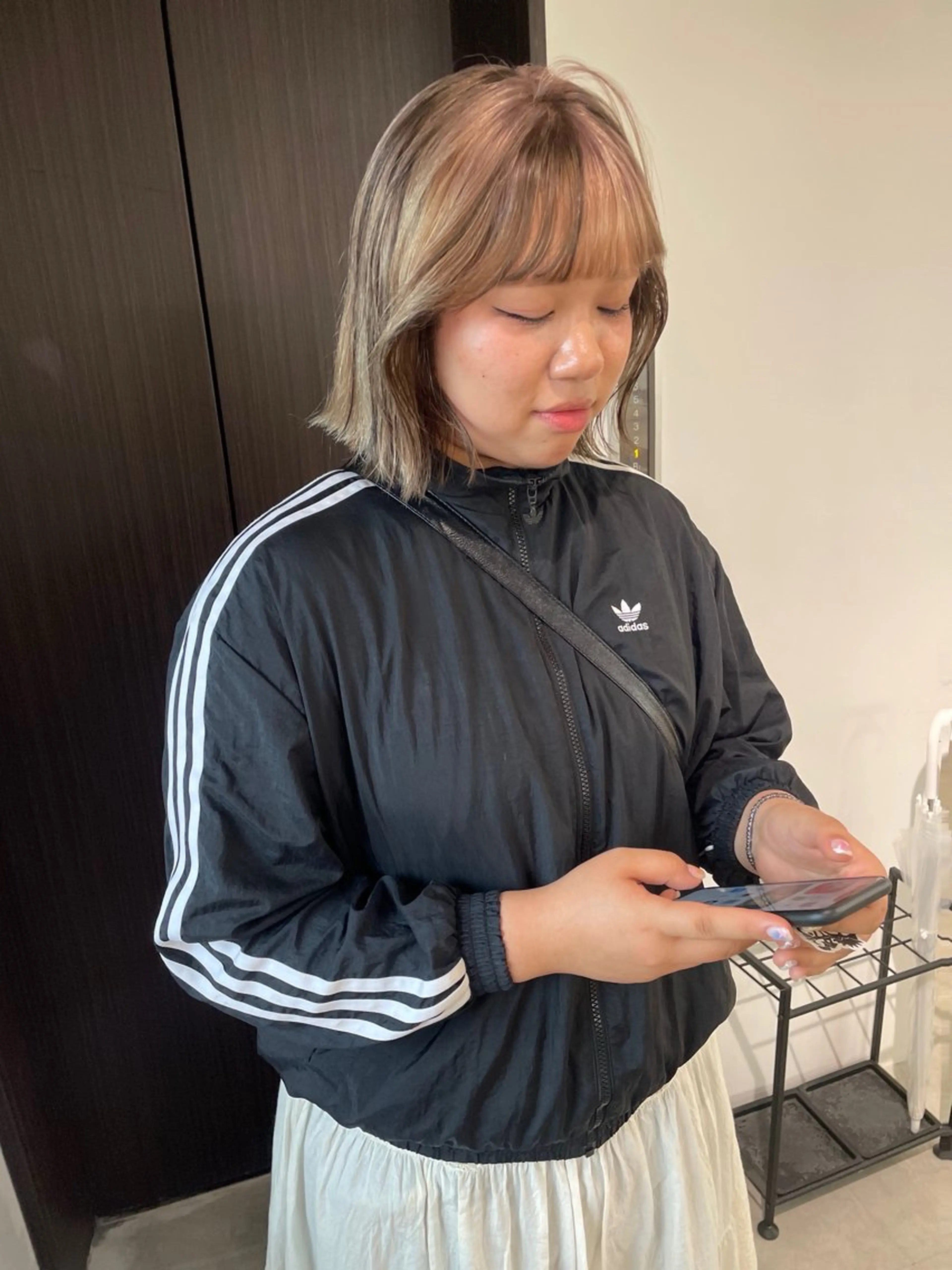 ショート カラー ミストバング ベージュカラー ブリーチ ケアブリーチ デザインカラー ヘアカラー トリートメント MIU/ルーツカラー ボブ/顔周りレイヤーのヘアスタイル