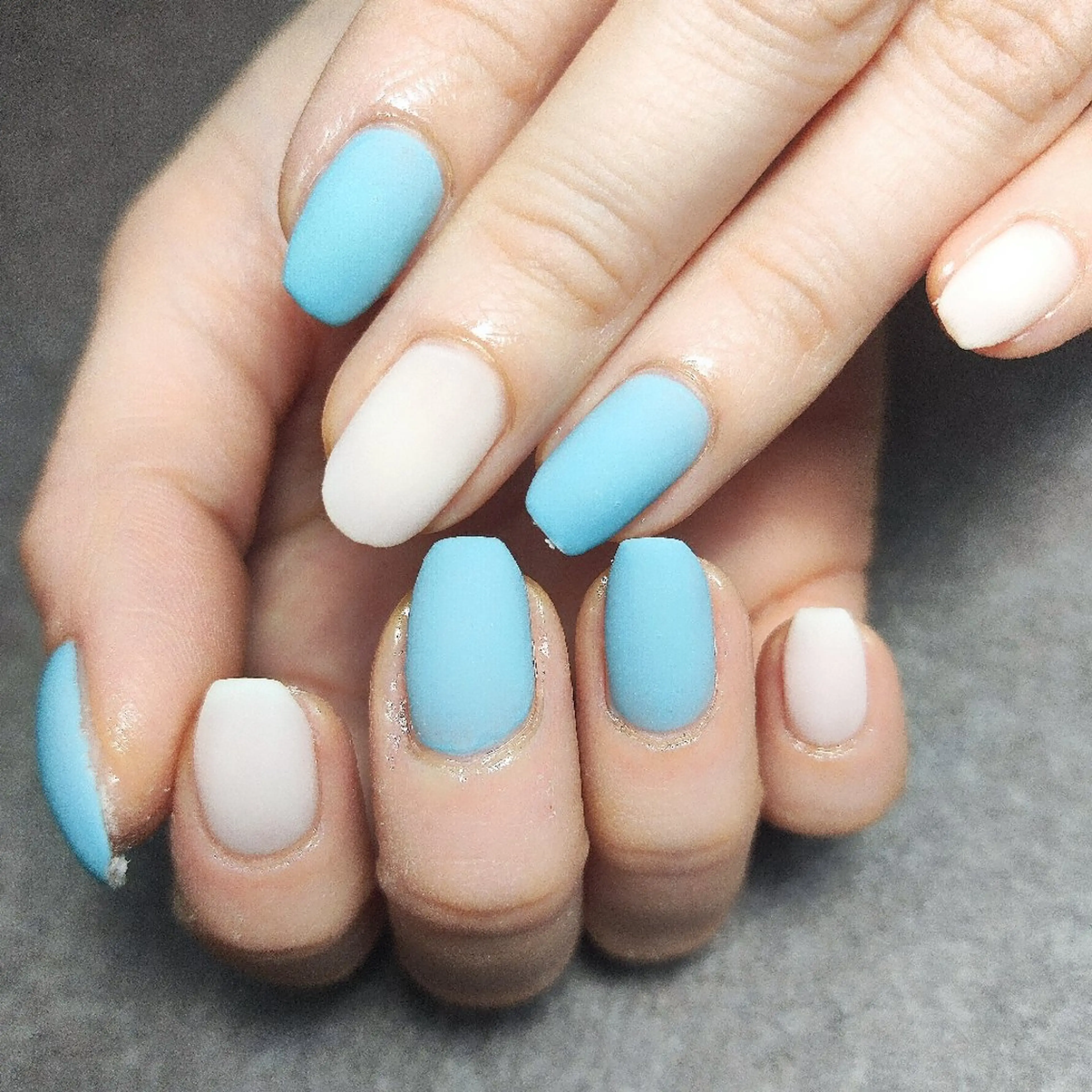 ネイル ブルー マットネイル ホワイト 個人サロン saltnailのネイルデザイン