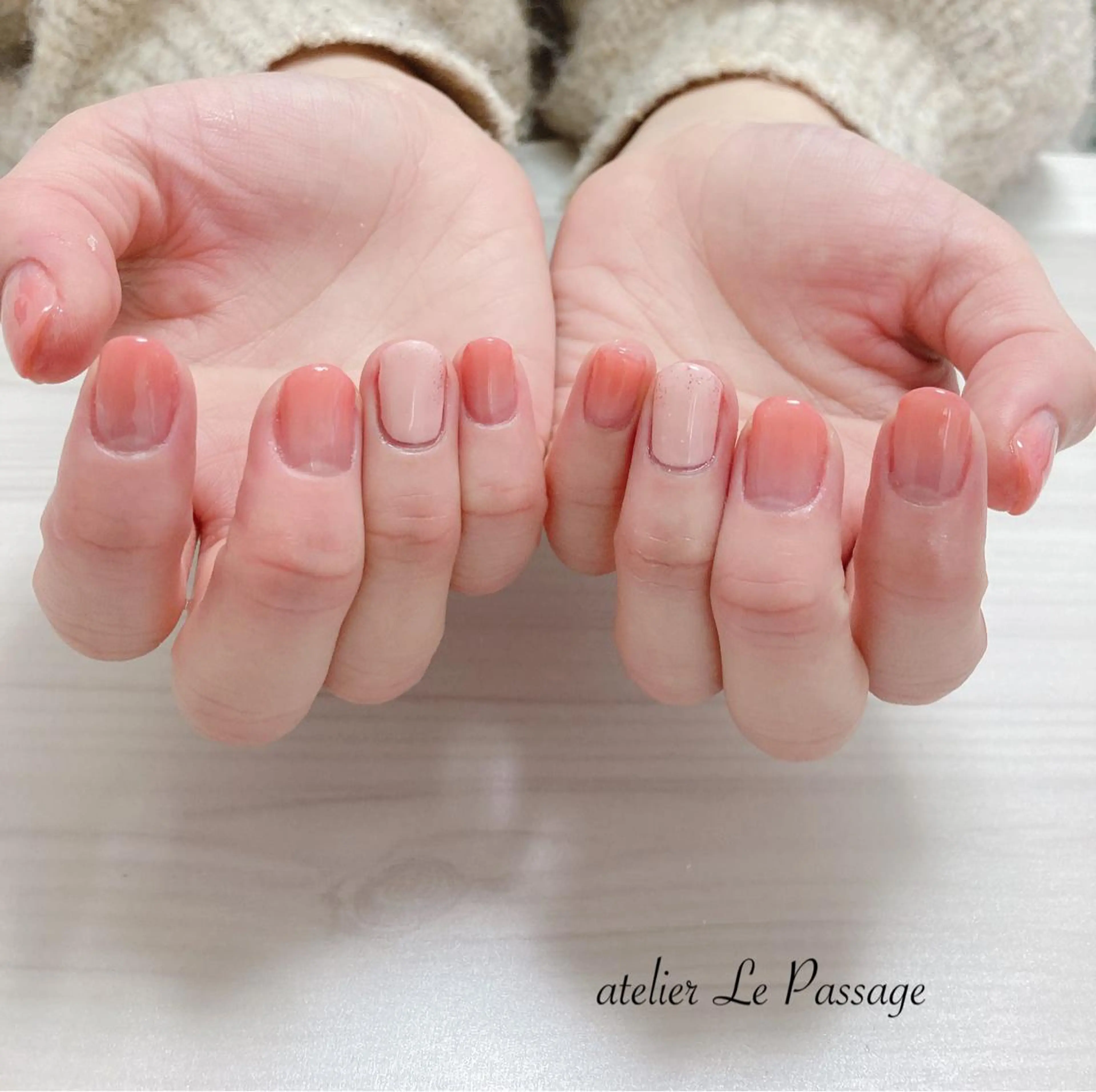 ネイル ジェルネイル グラデーション ラメ(グリッター) オフィスネイル ワンカラーネイル Atelier Le Passage所属・h nakatsukaのネイルデザイン