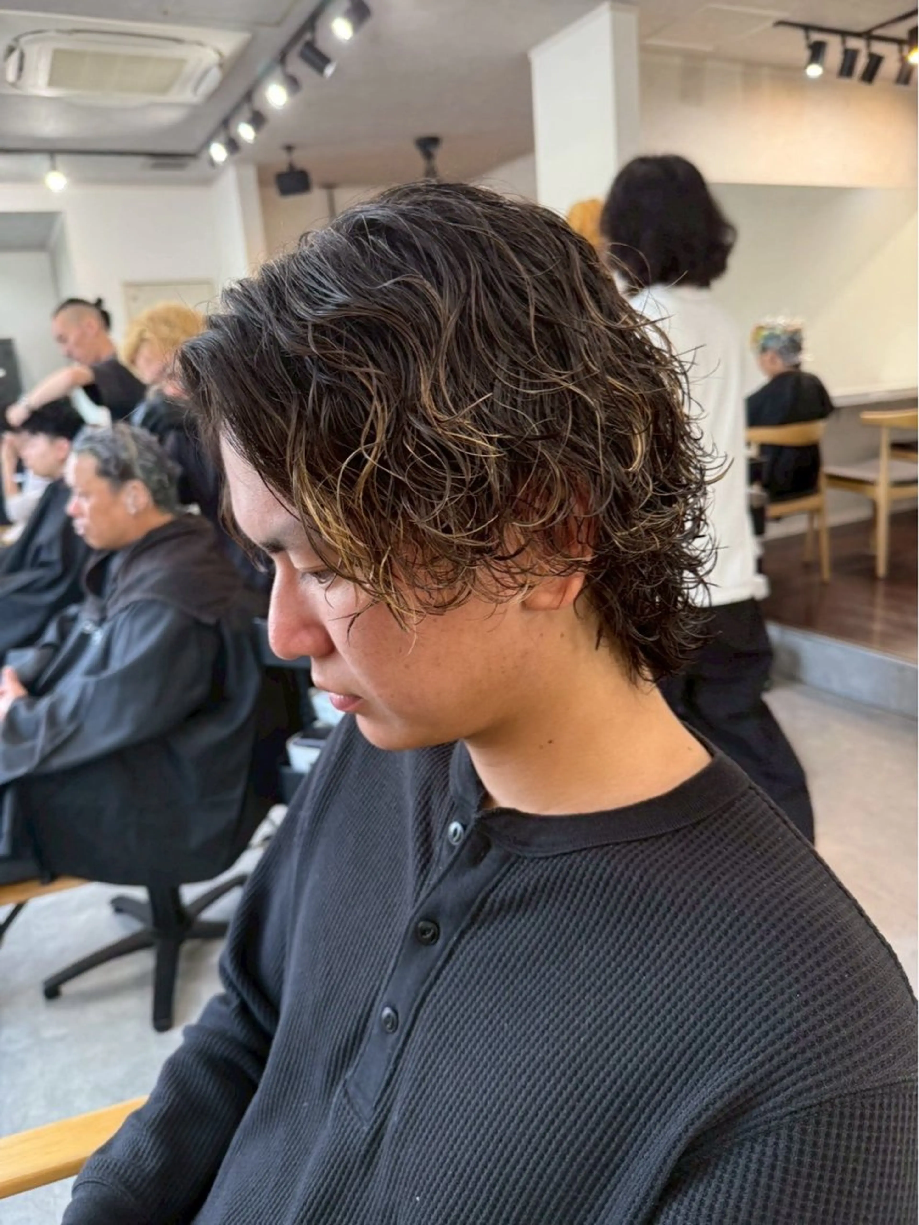 ショート パーマ メンズ センターパート フェードカット マッシュ メンズパーマ スペインカール パーマ 宮下 遼太のヘアスタイル