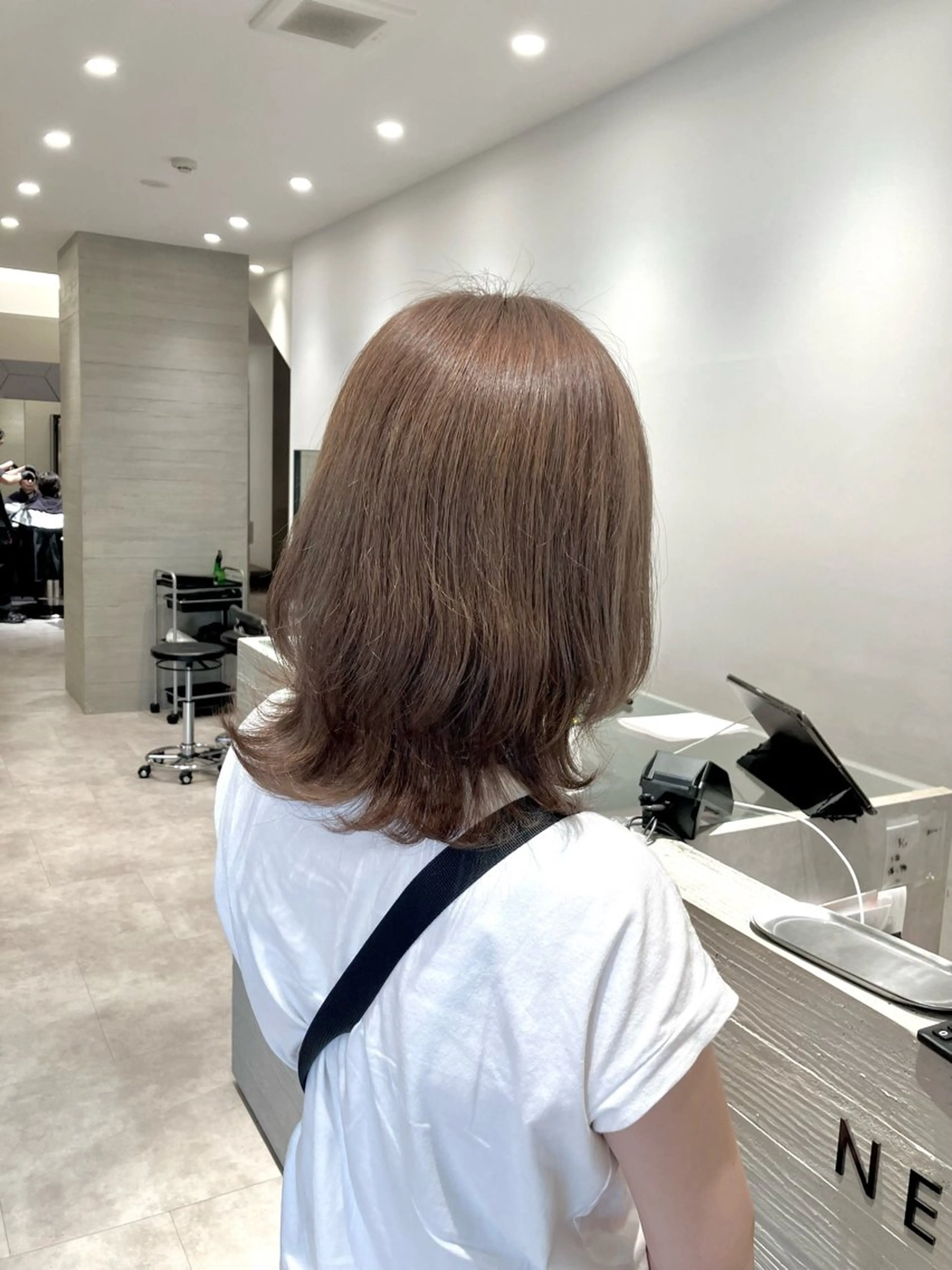 ミディアム カラー 透明感カラー レイヤーカット サキ🤍ハイトーン 🩰くびれ巻きヘアのヘアスタイル