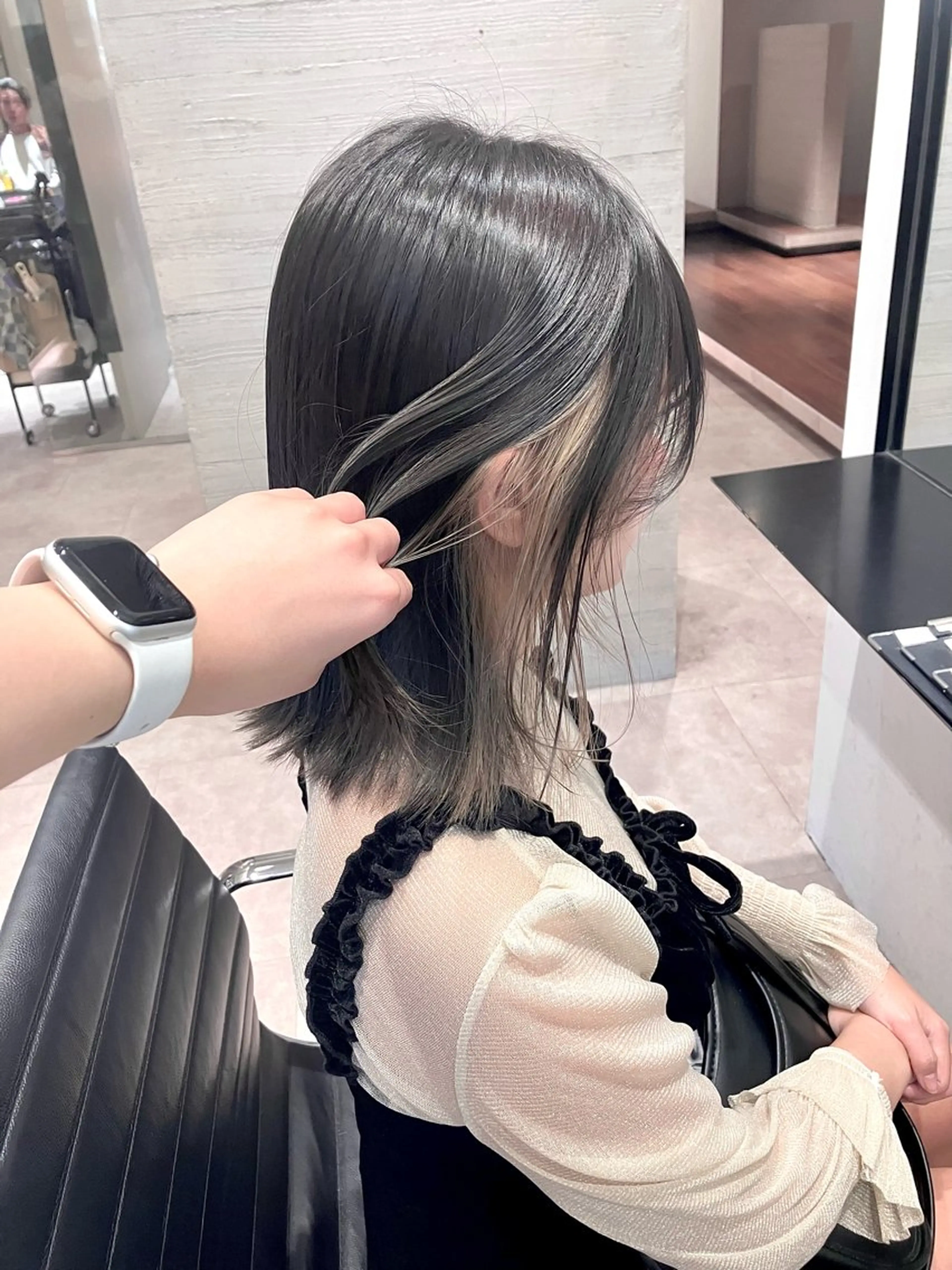 ミディアム カラー ベージュカラー イヤリングカラー ホワイトベージュ ボブ 外ハネヘア サキ🤍ハイトーン 🩰くびれ巻きヘアのヘアスタイル