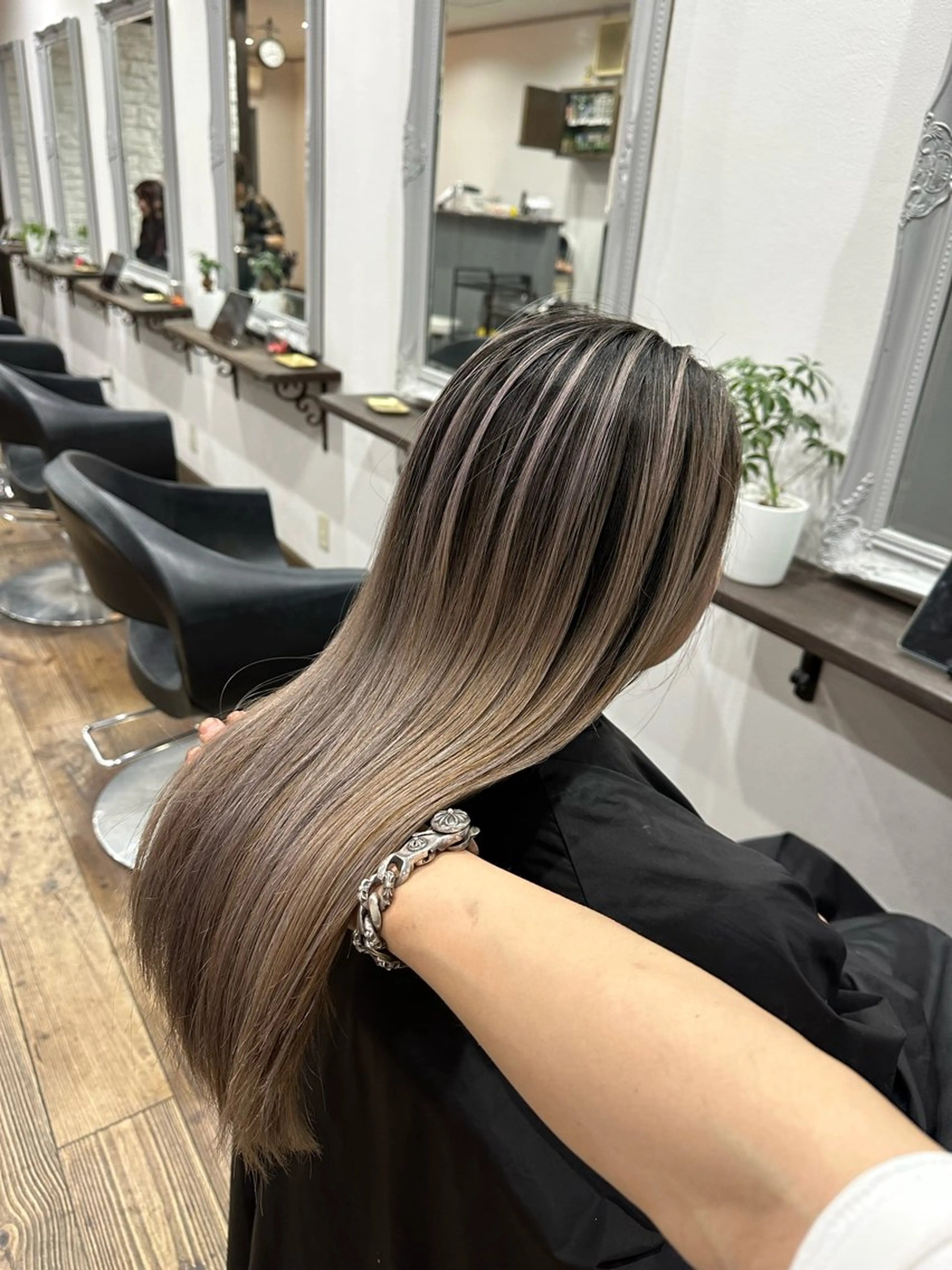 ロング レイヤーカット カット ヘアカラー トリートメント _White広島所属・バレイヤージュ 隅中秀弥のヘアスタイル