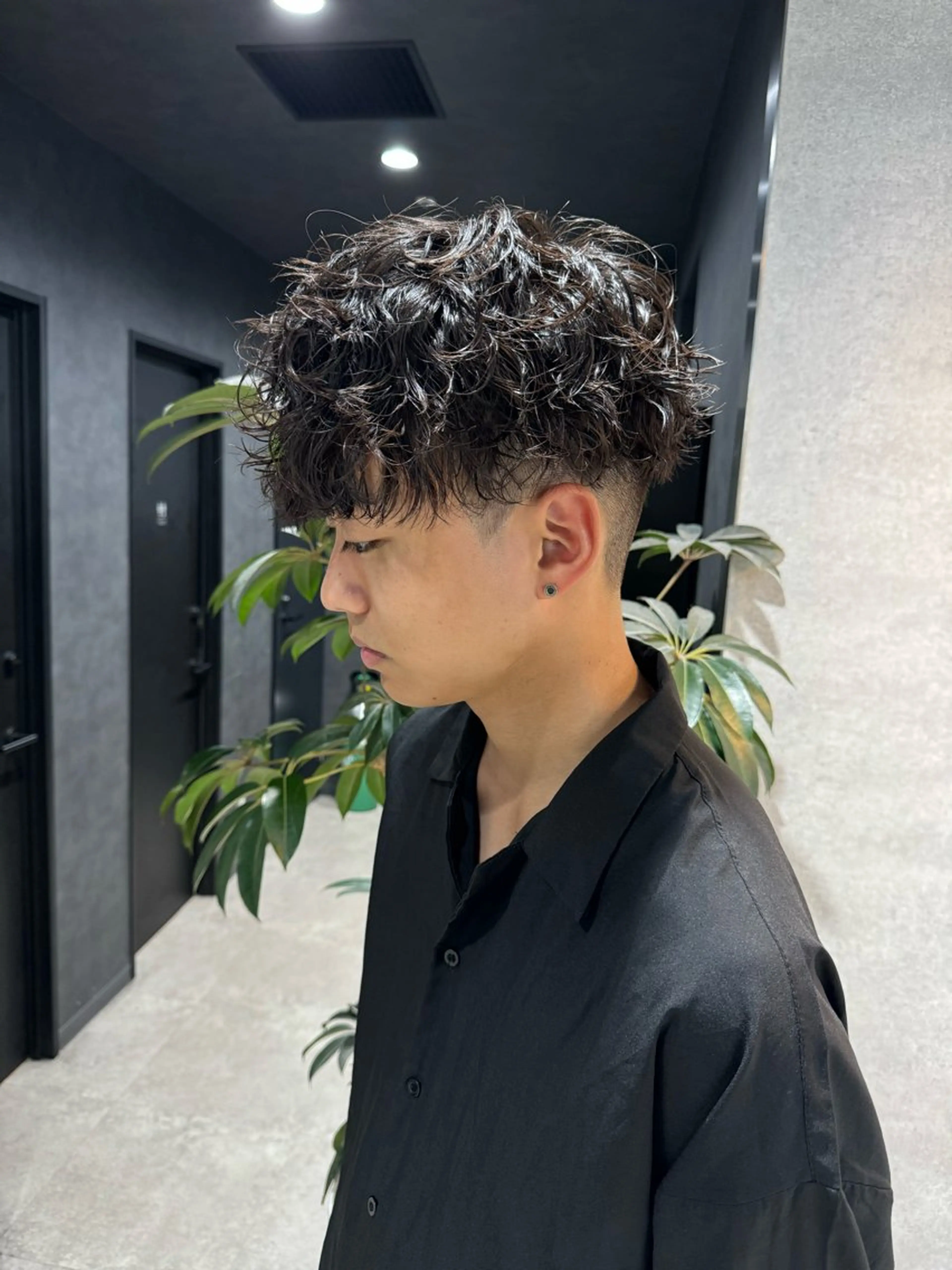 ショート カラー パーマ ヘアアレンジ メンズ メンズブリーチ センターパート メンズハイライト メンズハイトーン マッシュ カット パーマ トリートメント ヘッドスパ ヘアセット スパイキー/フェザー /波巻き/かいとのヘアスタイル