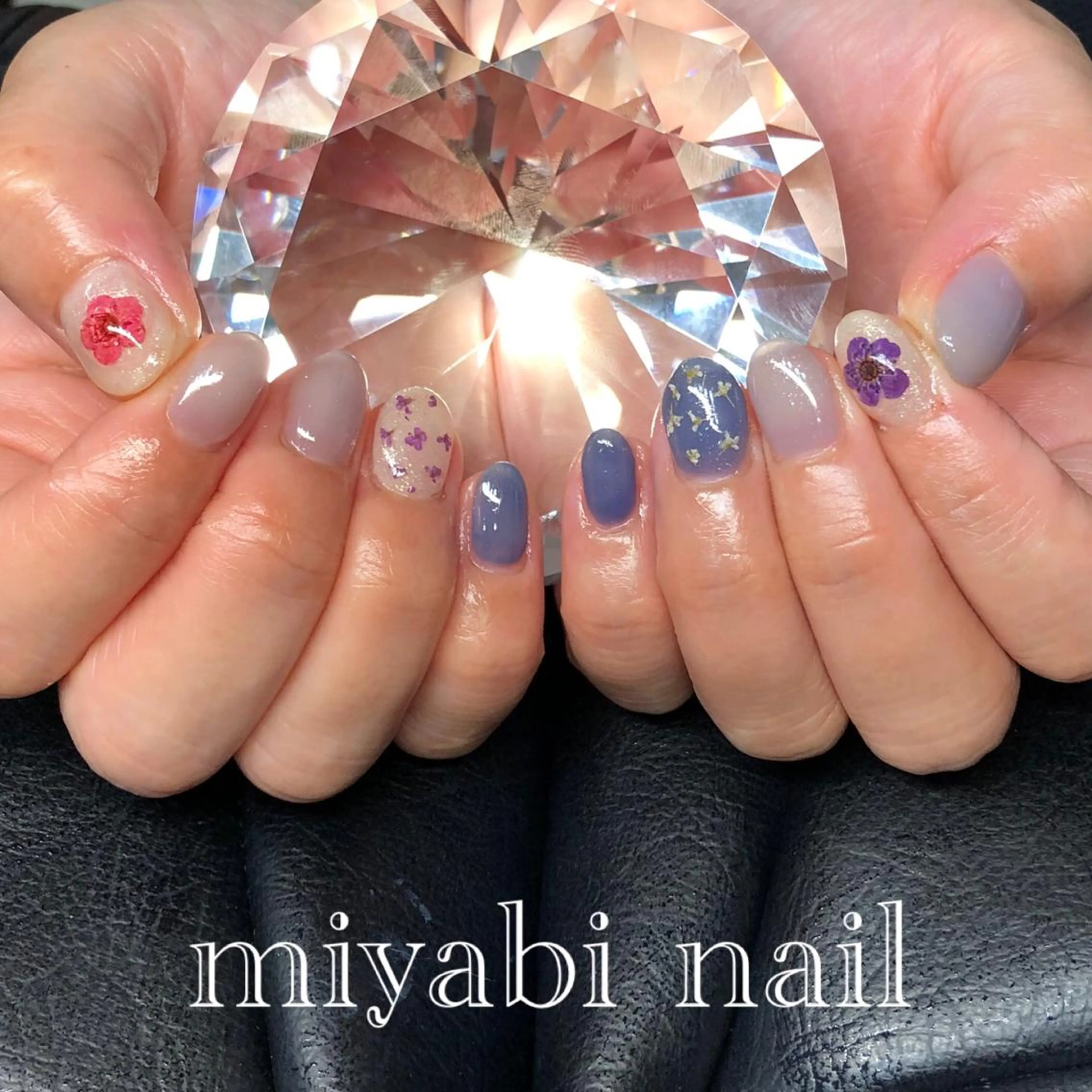 ネイル アートネイル ブルー フラワーネイル ジェルネイル ホワイト ハンドネイル miyabi nail 桂川駅近くのネイルデザイン