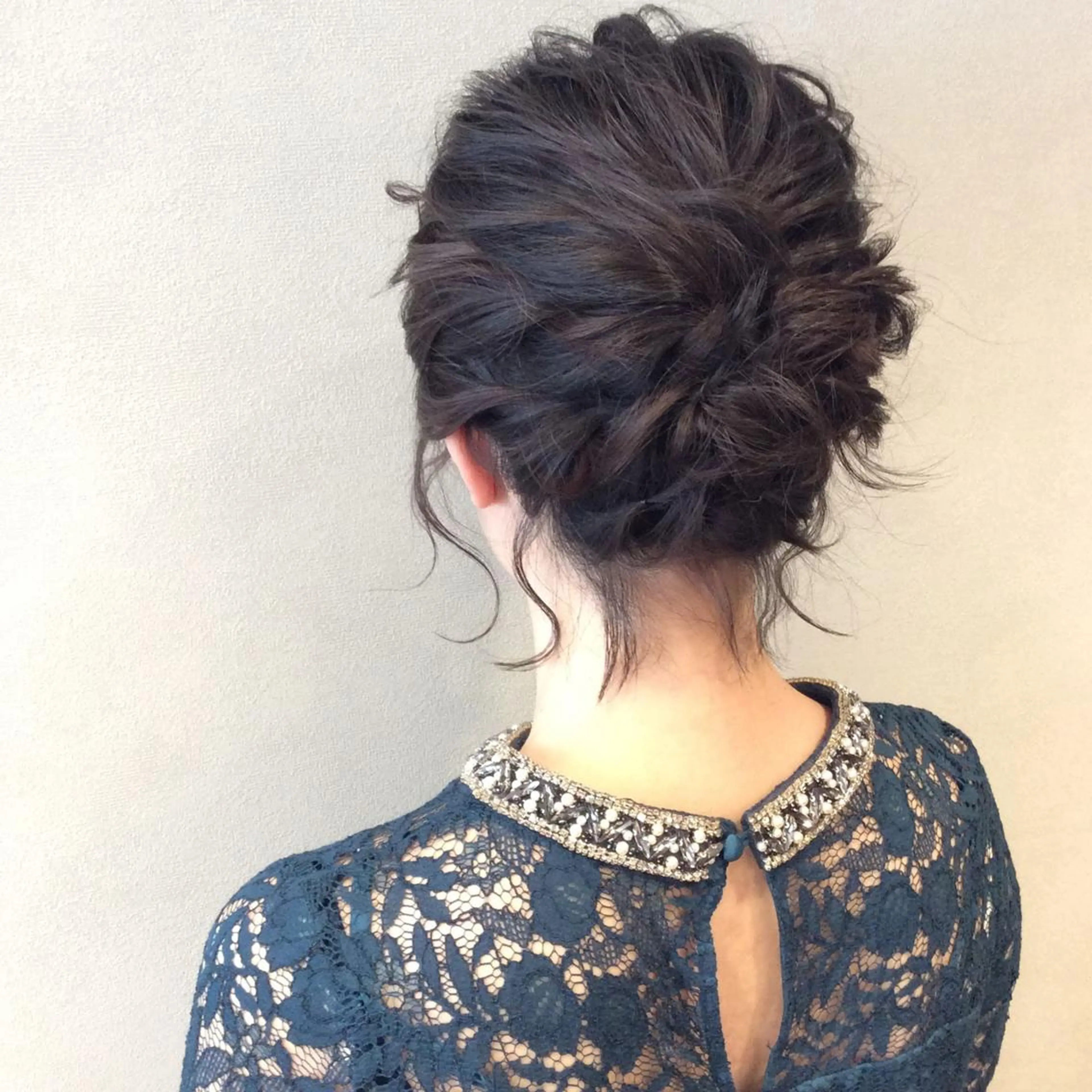 ミディアム ヘアアレンジ おくれ毛 PRIVATE SALON EYES所属・EYES リアのマツエク・マツパデザイン