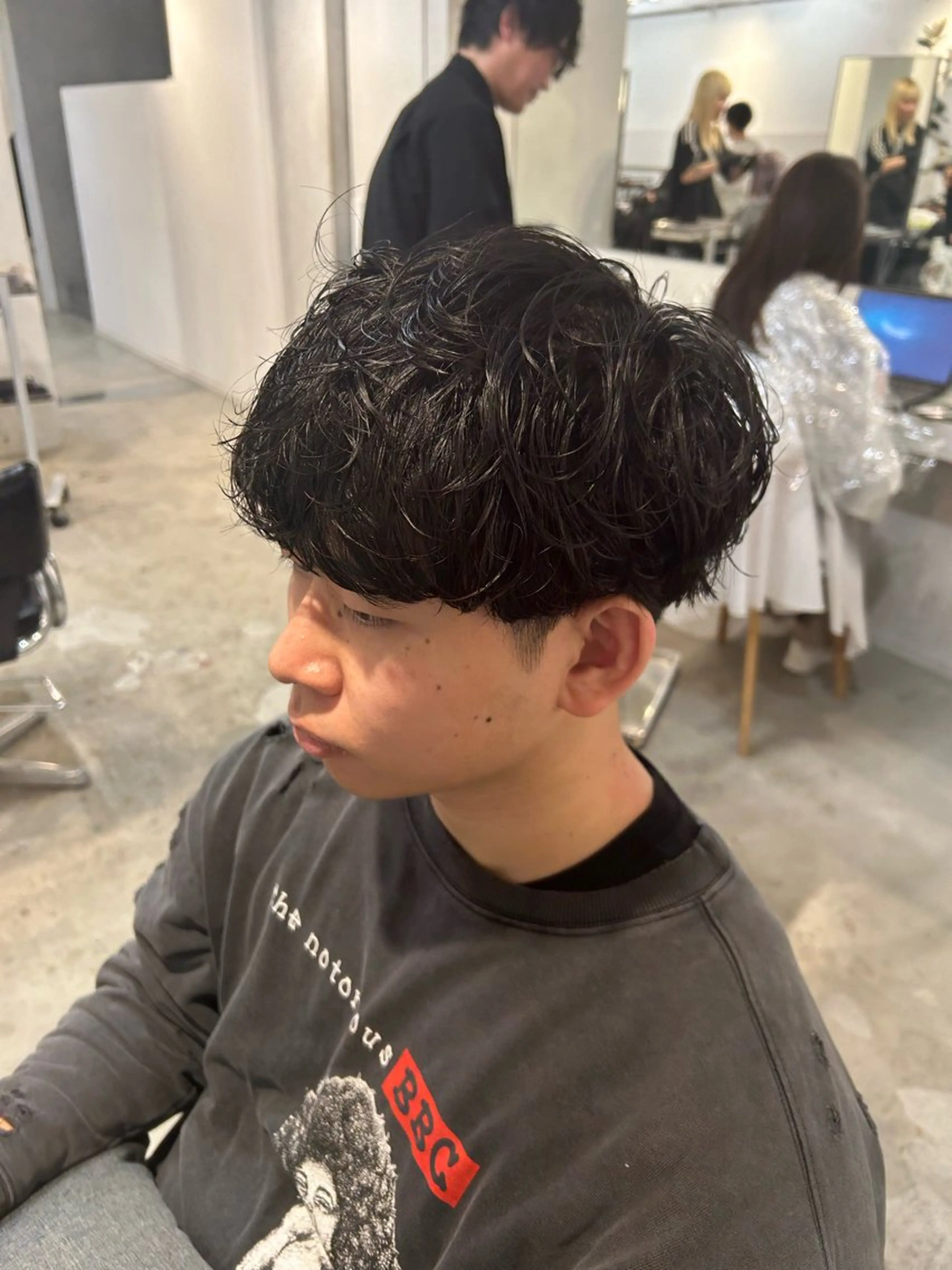 ショート パーマ メンズ ビジネス センターパート フェードカット フェザーパーマ メンズ韓国風 💈メンズパーマの 匠💈曲がる縮毛矯正のヘアスタイル