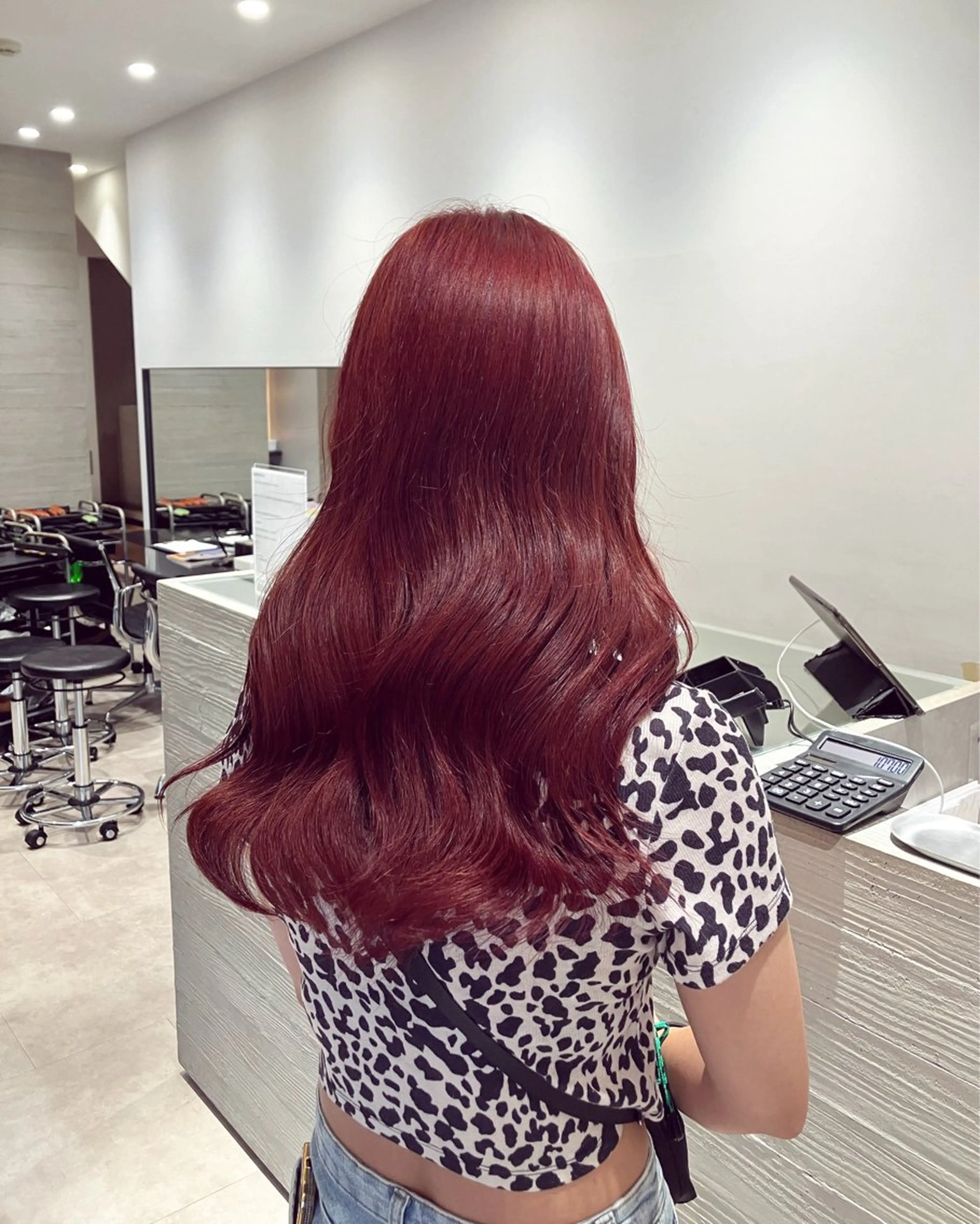 ロング カラー ブリーチ レッドカラー サキ🤍ハイトーン 🩰くびれ巻きヘアのヘアスタイル