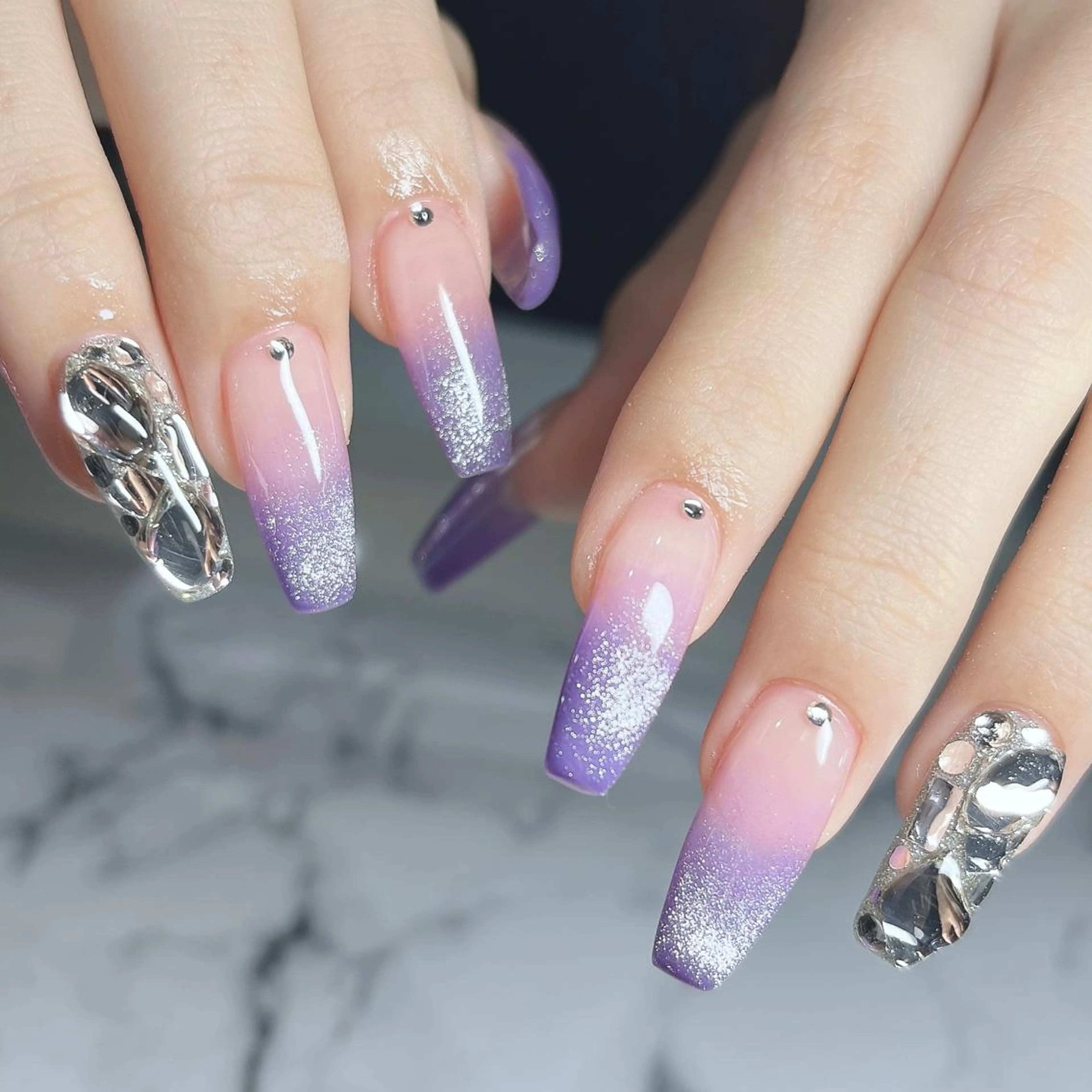 ネイル フットネイル フレンチネイル ジェルネイル ラメ(グリッター) ラメグラデーション ハンドネイル NEO Beauty Salon所属・𝐍𝐄𝐎 𝐉𝐔𝐑𝐈のネイルデザイン