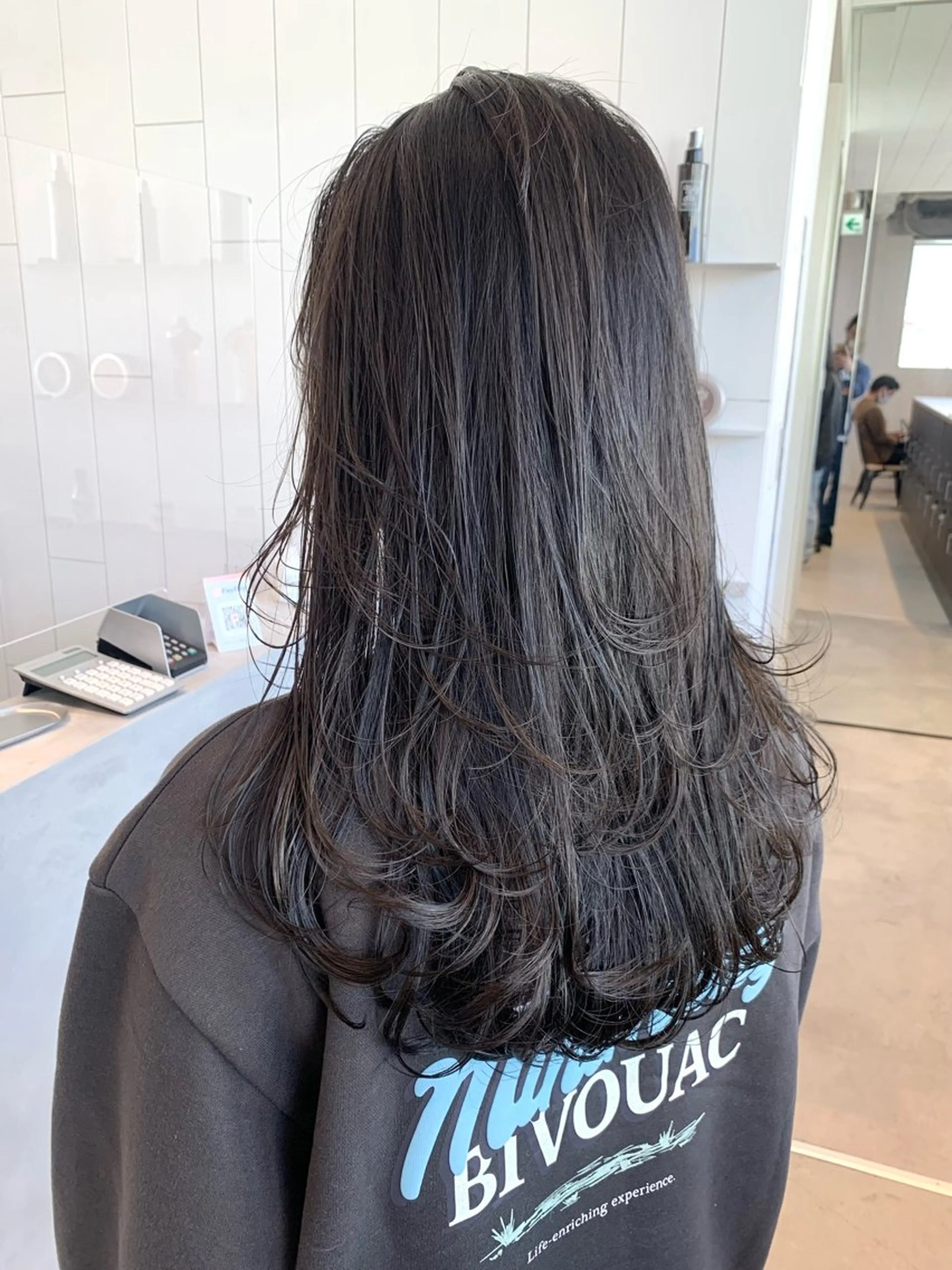 セミロング 髪質改善 レイヤーカット 海外ヘアー 山村拓士のヘアスタイル