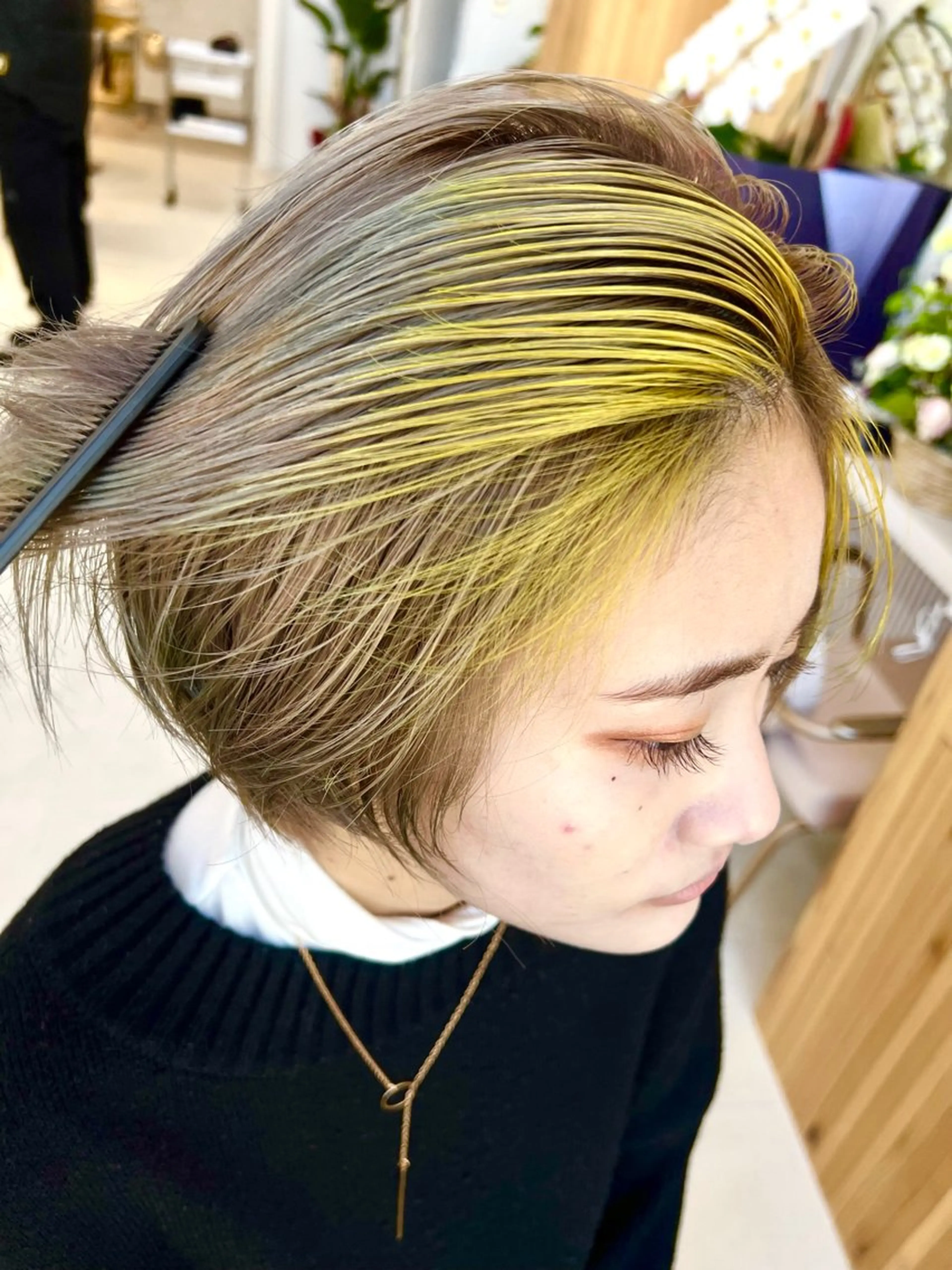 ショート カラー 透明感カラー ダブルカラー インナーカラー くびれヘア 斜めバング ヘアカラー トリートメント ヘアセット ニュアンスレイヤー ハイトーンカラーのヘアスタイル