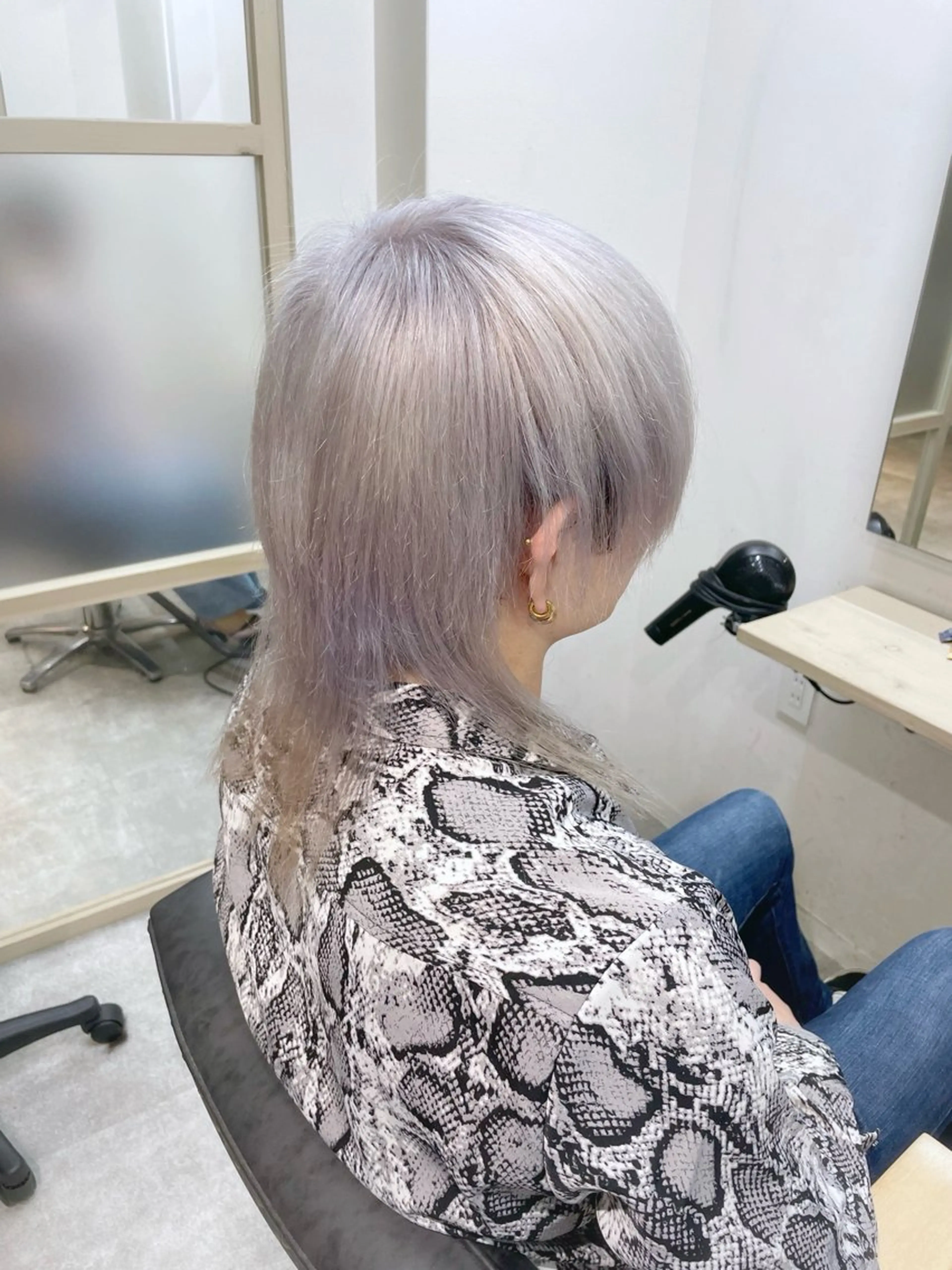 ミディアム カラー メンズ メンズブリーチ メンズハイトーン メンズウルフカット ブリーチ ハイトーンカラー カット ヘアカラー トリートメント EMANON新宿南口所属・🦄中性ウルフ ☁️Shiori🦄のヘアスタイル